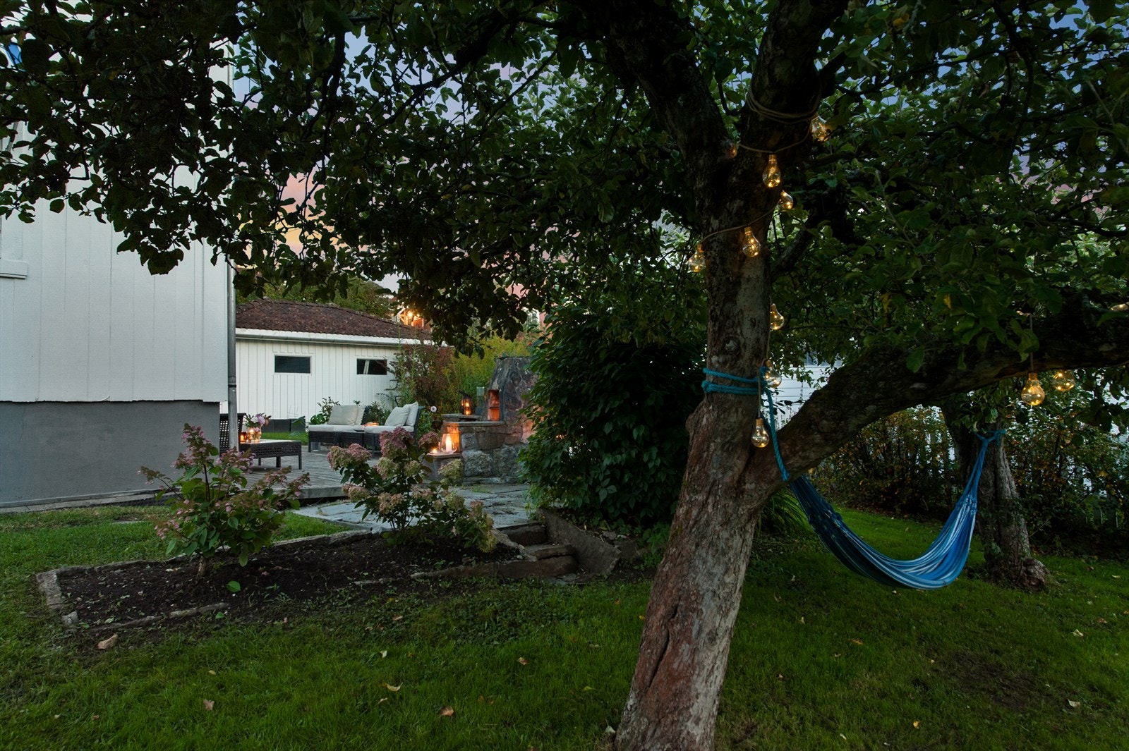 I tillegg til plattingen vil du oppdage en velpleid plen som inviterer til lek og rekreasjon. Galleribilde