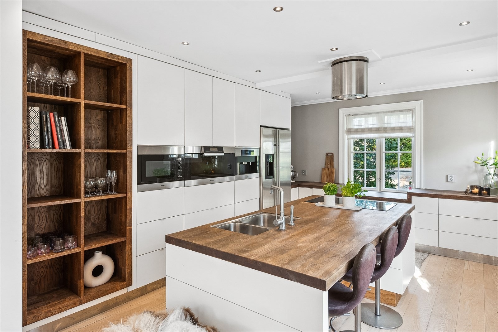 Innredningen består av laminerte skrog, glatte fronter og heltre benkeplate med kjøkkenkum. Galleribilde