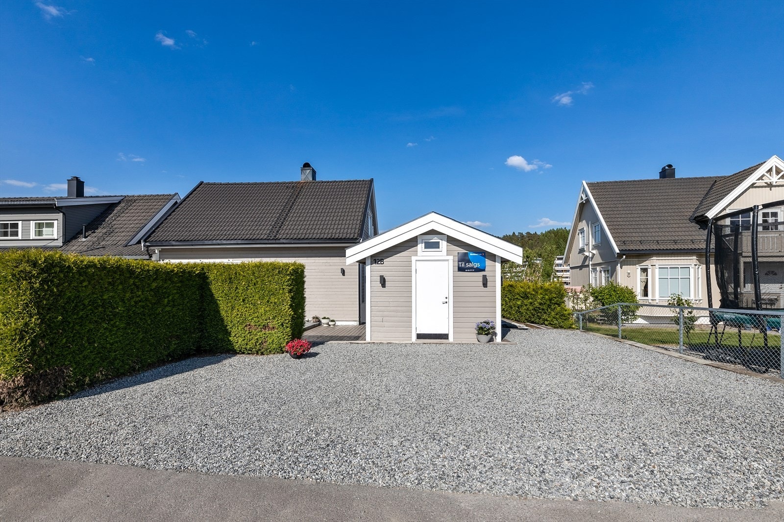 Plass til å parkere 4 biler på parkeringsplassen ved uteboden Galleribilde
