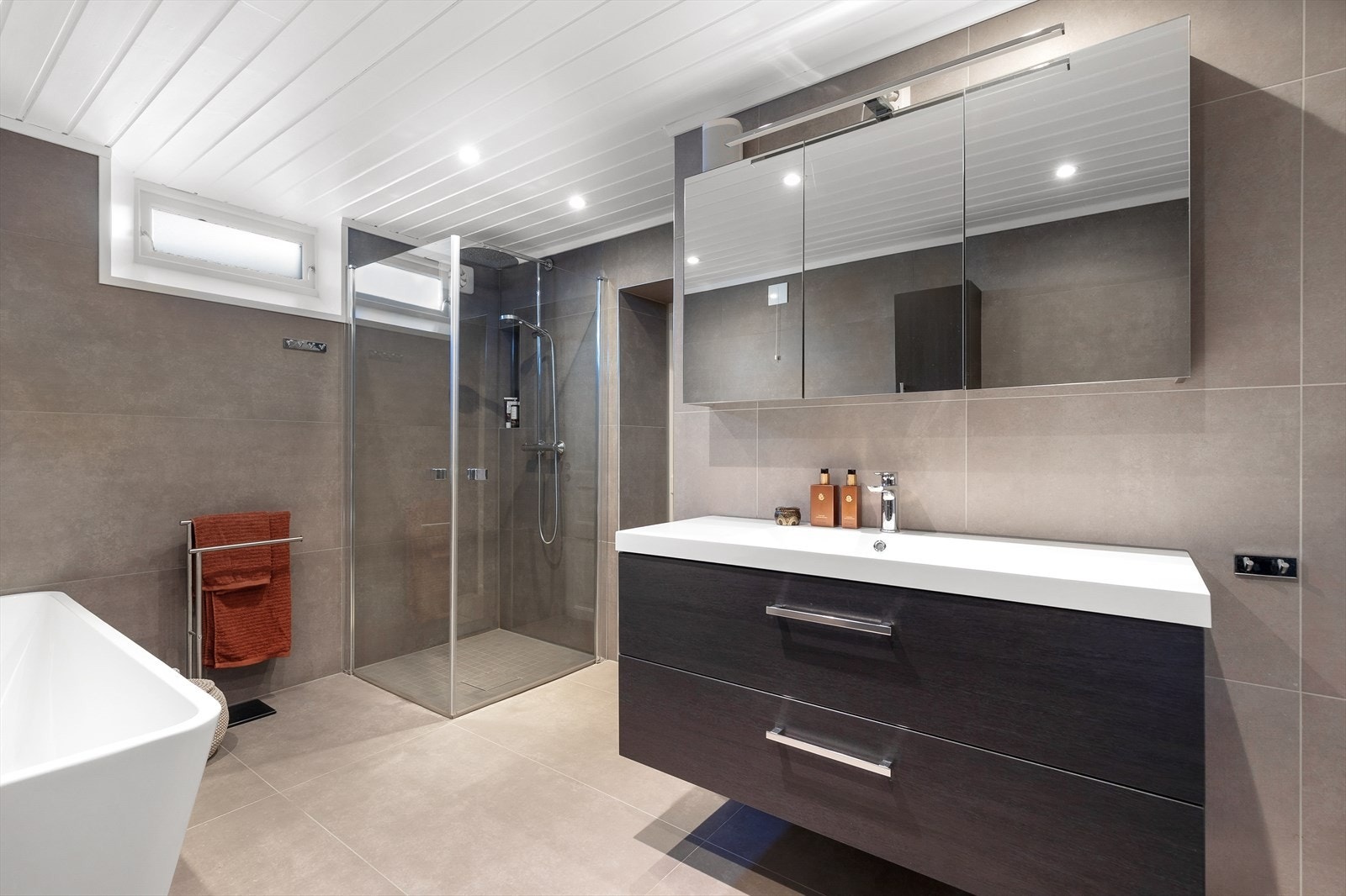 Det lekre badet har badekar og romslig dusj Galleribilde