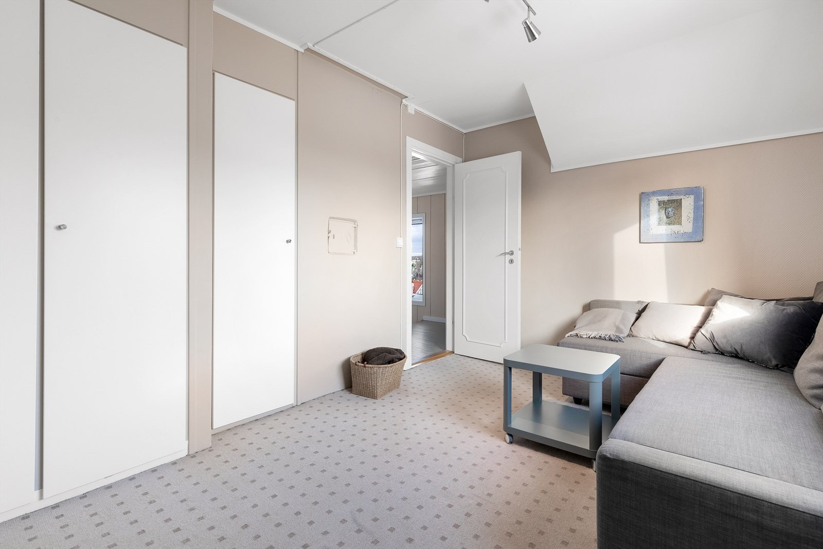 Soverom 3 har godt med garderobe i plassbygde skap Galleribilde