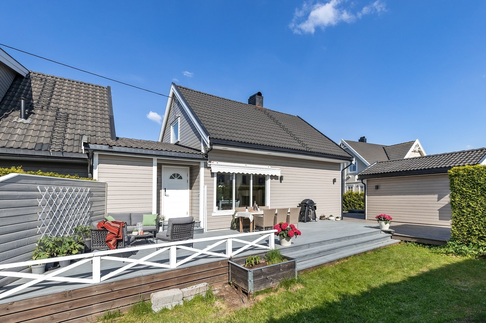 Det er gangavstand med få minutters gang til Langhus skole, barnehage og Langhus stasjon med tog Galleribilde