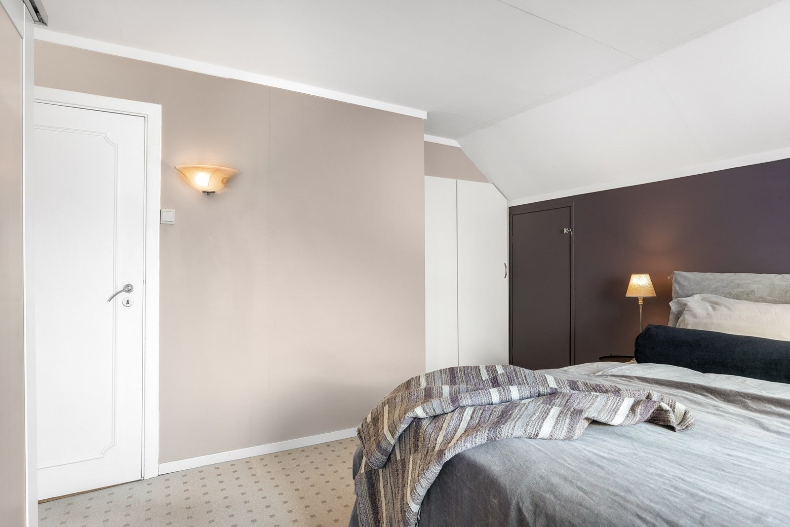 Hovedsoverom/soverom 2 har både plassbygd skap, skyvedørsgarderobe og lagring i kneloft Galleribilde
