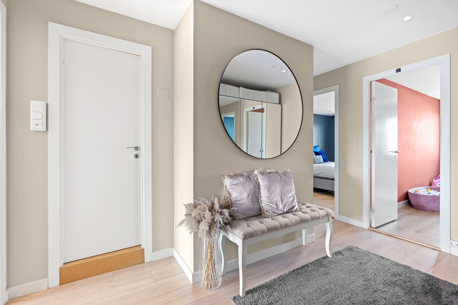 Gangen har downlights, glatte malte overflater i behagelig farge samt 1-stavs laminatgulv. Galleribilde