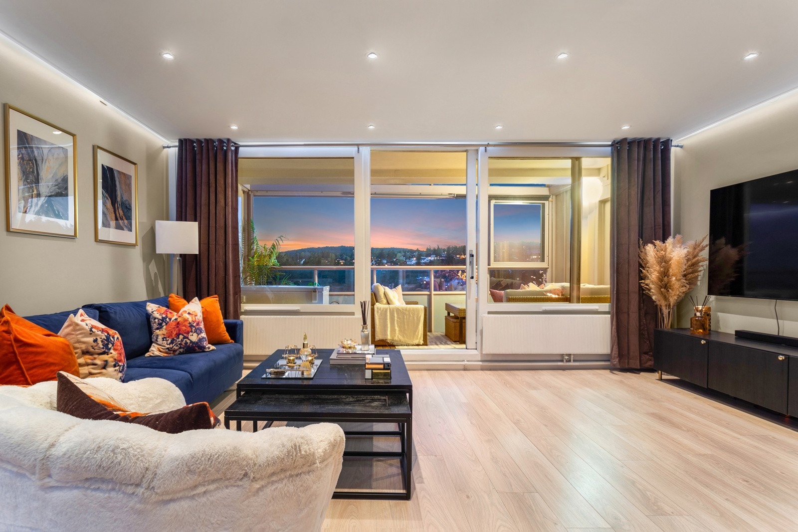 Fra sofakroken og ellers i rommet nyter du flotte himmelfarger i byggets toppetasje! Galleribilde