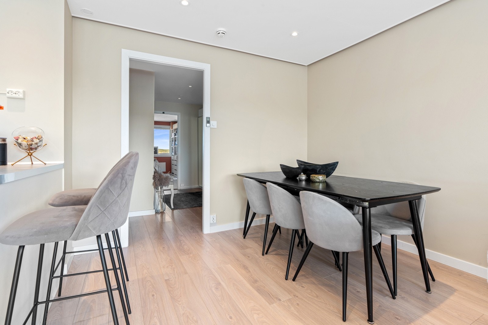 Sitteplass ved kjøkkenøy og plass til spisebord i hjørnet. Galleribilde