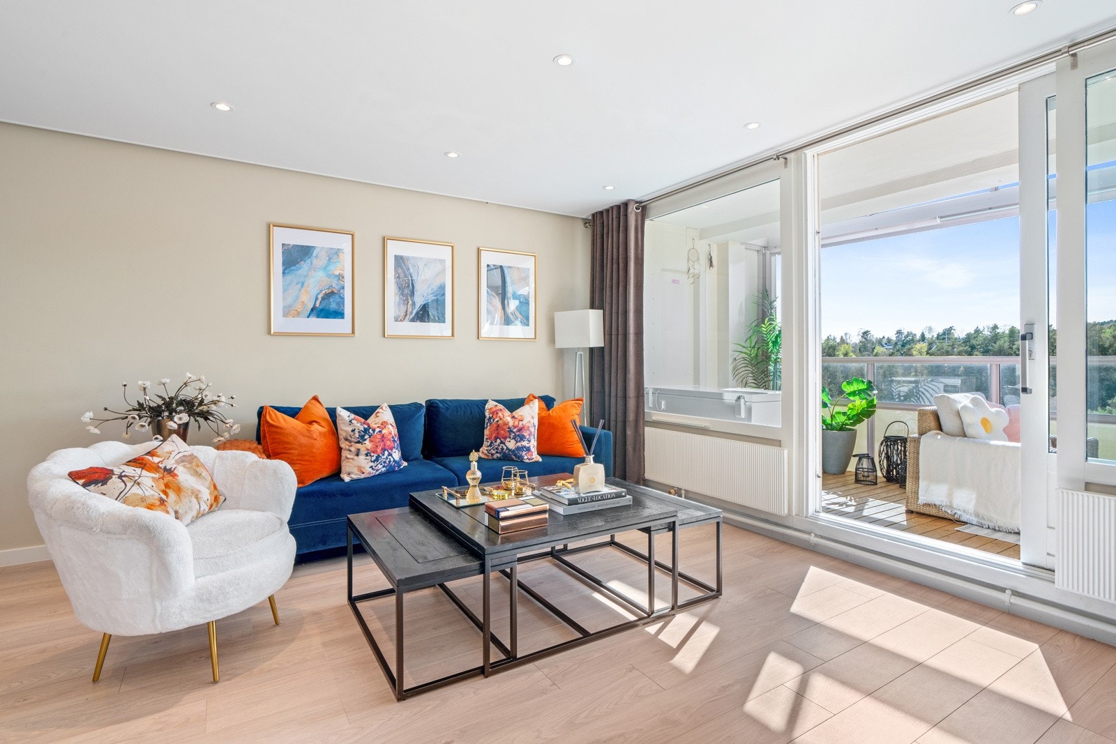 Det er plass til stor sofagruppe og stuebord. Galleribilde