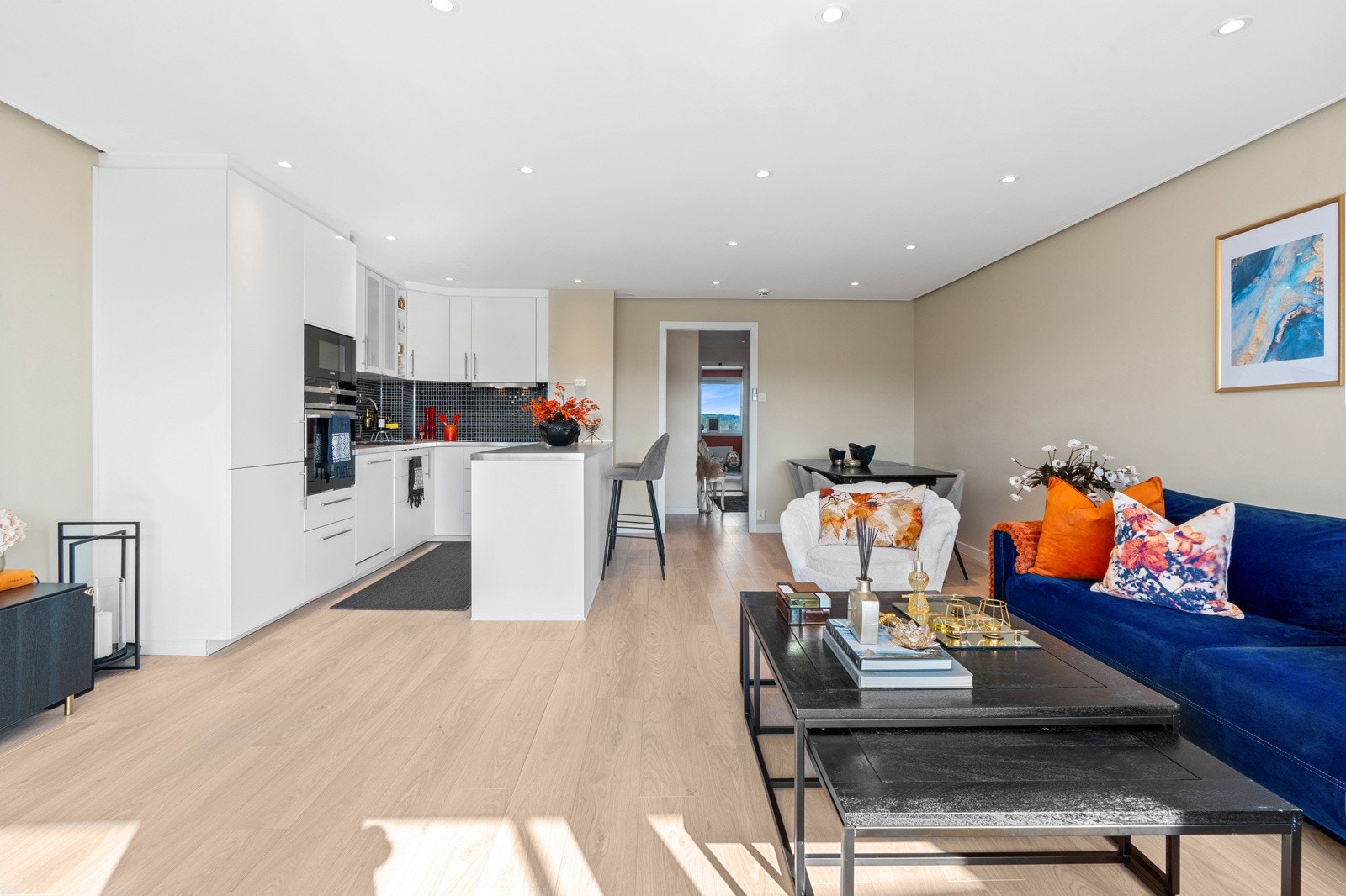 Kjøkkenet er oppusset i 2017 og alt av hvitevarer medfølger. Galleribilde