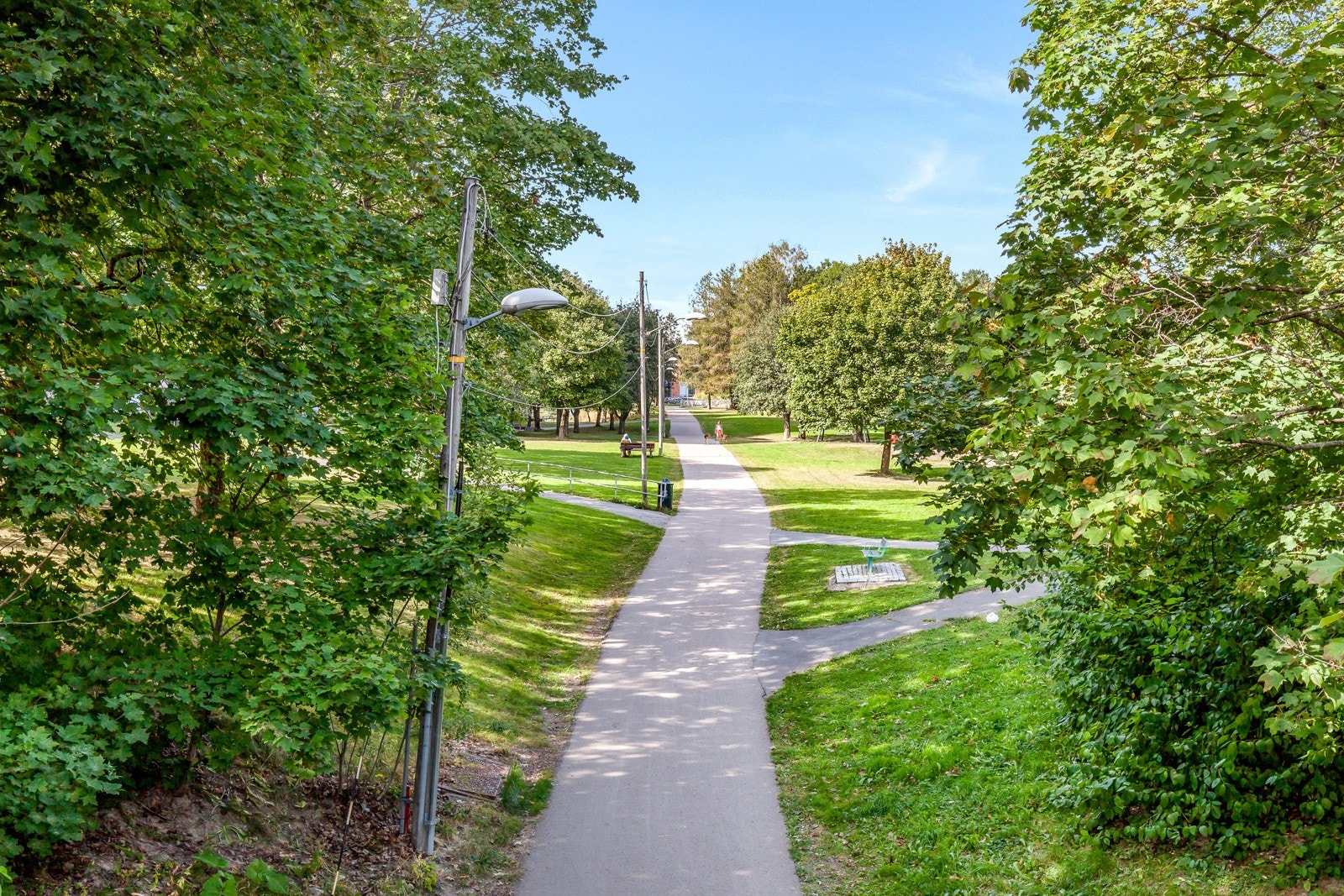 Området er dominert av flotte gangstier med store, fine grøntarealer og variert beplantning. Galleribilde