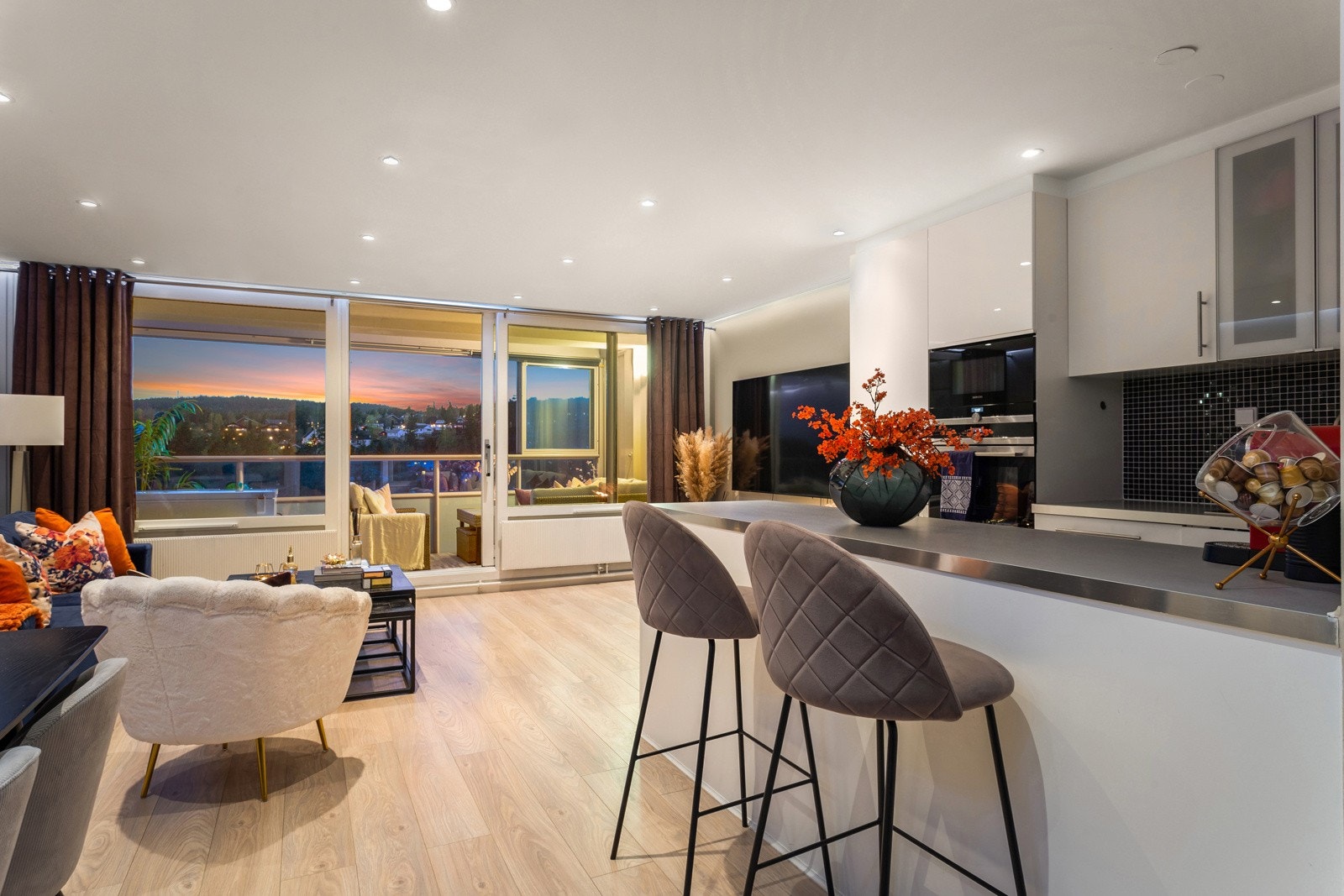 Her har du en lekker og svært tiltalende leilighet hvor du kan flytte rett inn uten å måtte tenke på oppussing! Galleribilde