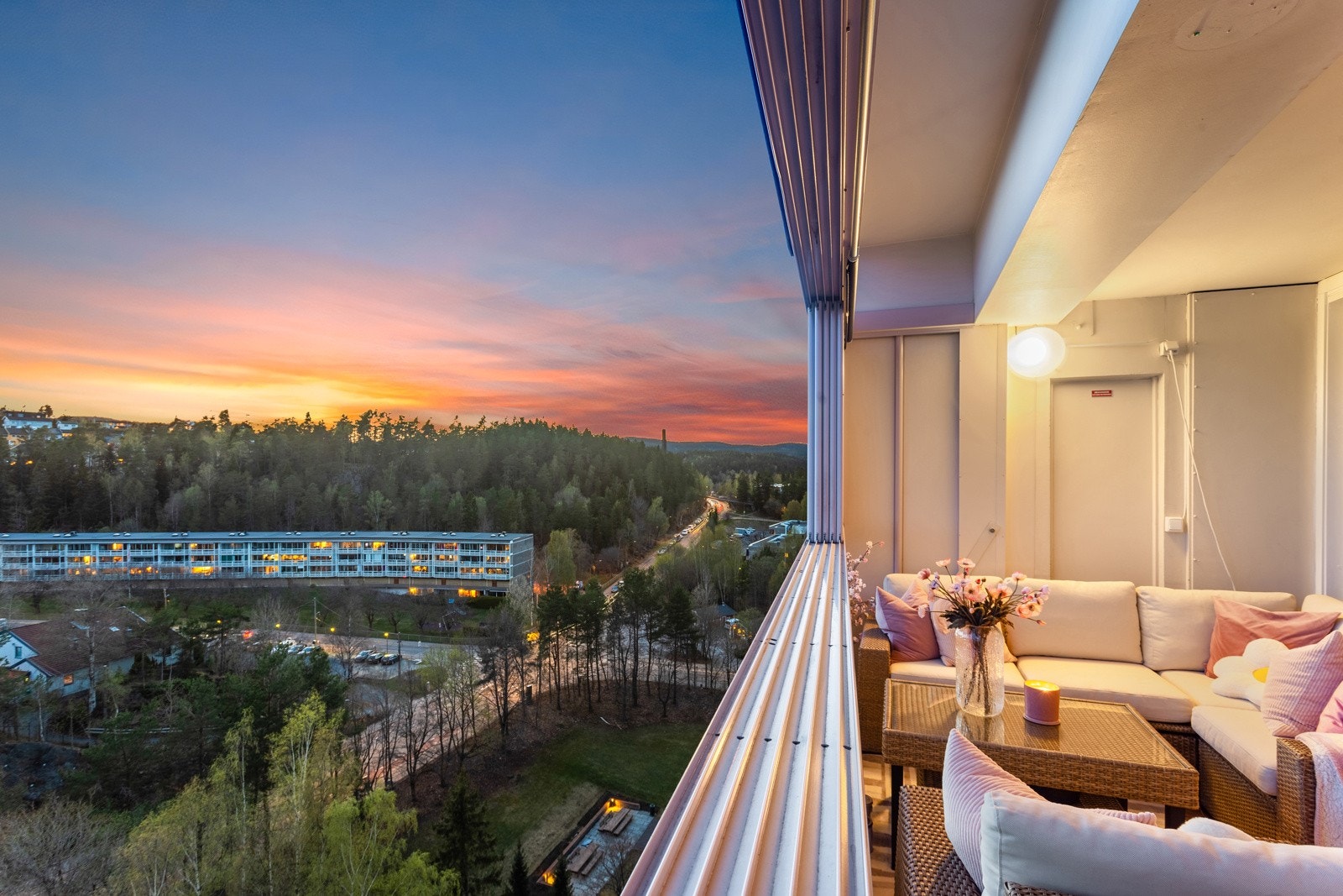 Flytt til Ammerudhellinga 33 og nyt flotte solnedganger og store flotte grøntarealer Galleribilde