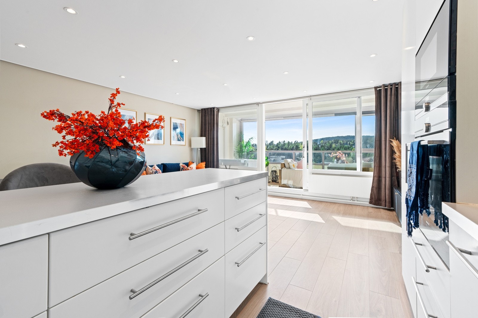 Ekstra lagringsplass og godt med benkeplass til matlaging på halvøyen som vender ut i rommet. Galleribilde