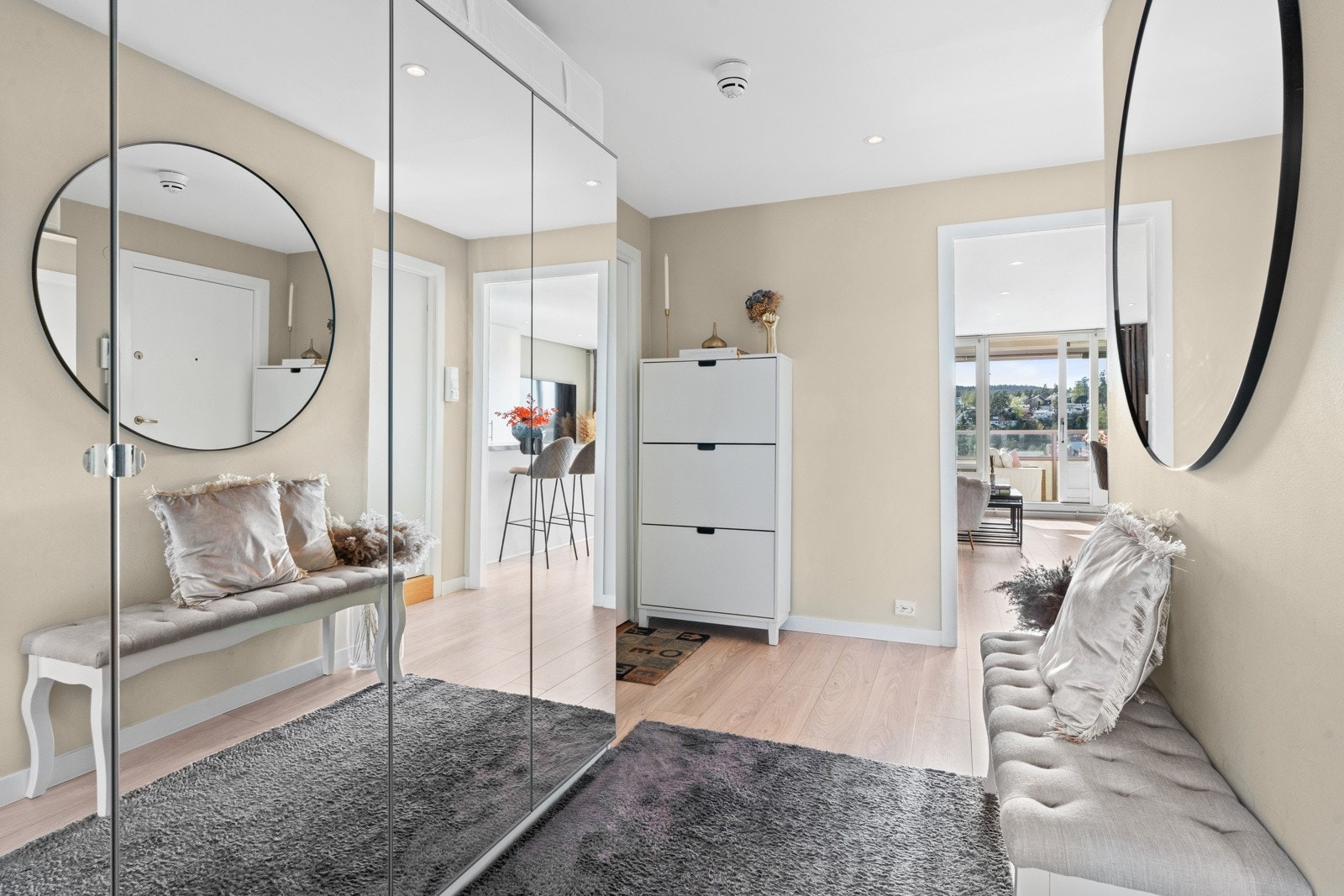 Boligens entré er stor og gir et flott førsteinntrykk når du kommer inn døren. Garderobeskap til sko og yttertøy medfølger. Galleribilde