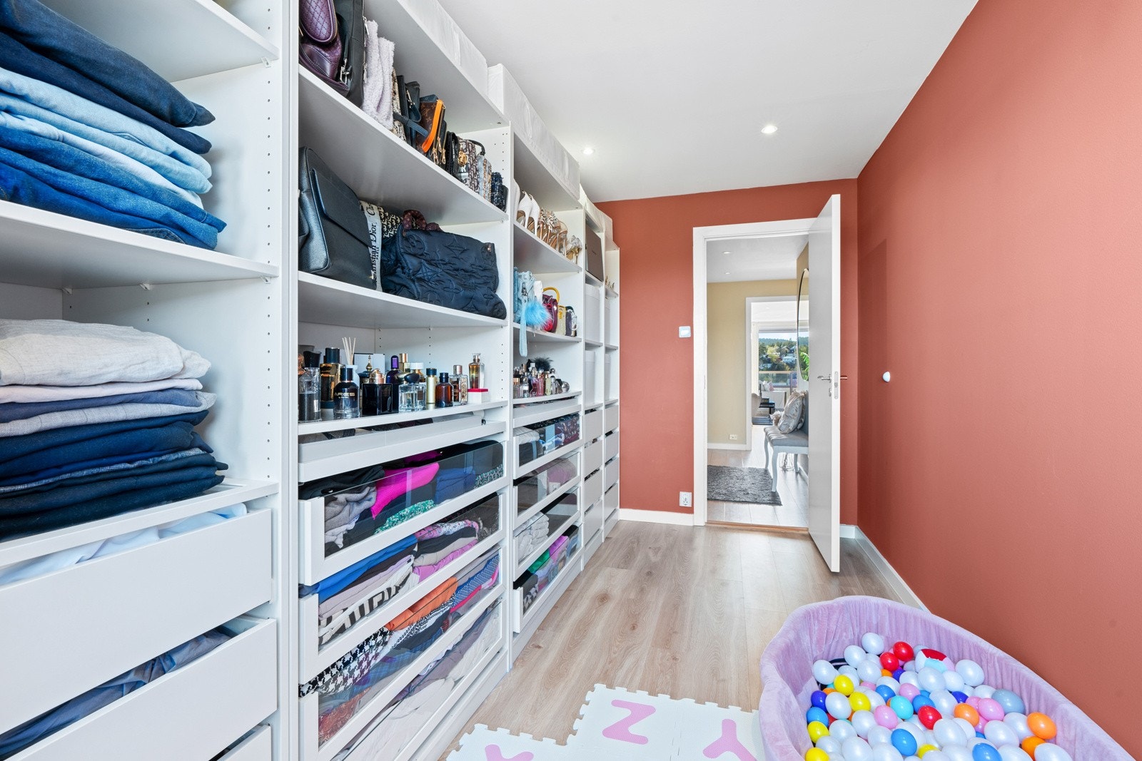 Flott 1-stavs laminatgulv, downlights i himling og glatte malte overflater i moderne fargevalg. Galleribilde