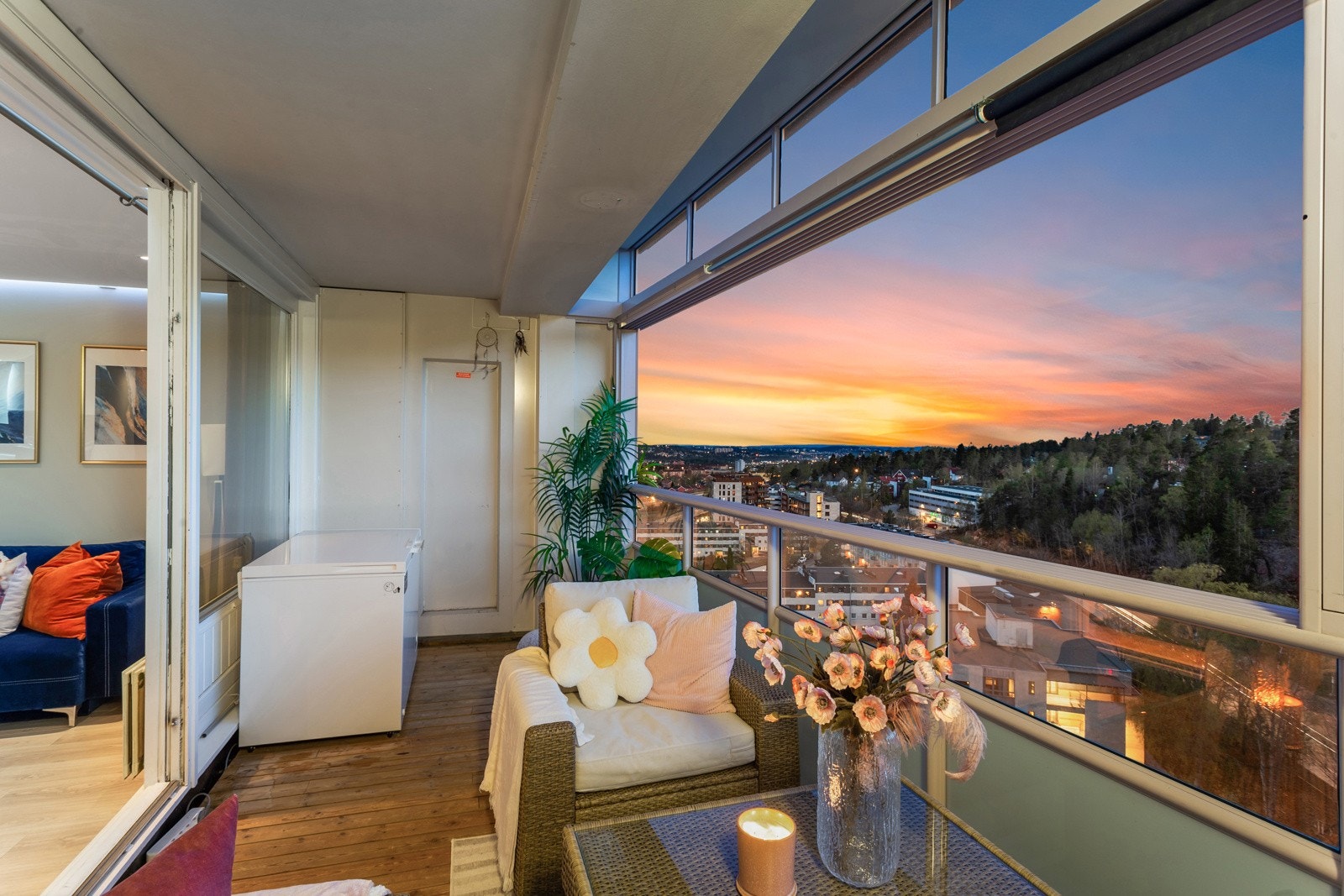 Fra den store vestvendte balkongen nyter du deilige himmelfarger, solnedganger og panorama utsikt. Kom på visning og opplev utsikten. Galleribilde