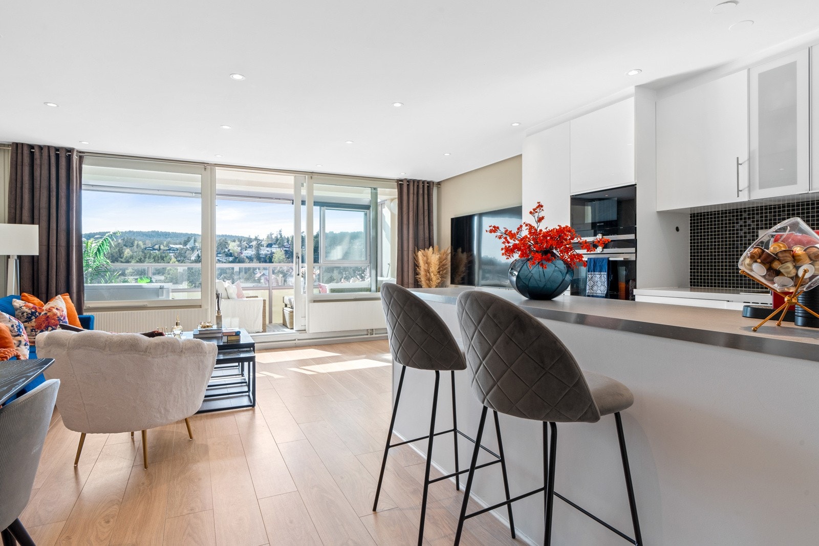 Moderne åpen stue og kjøkkenløsning gir et sosial preg i allrommet. Galleribilde