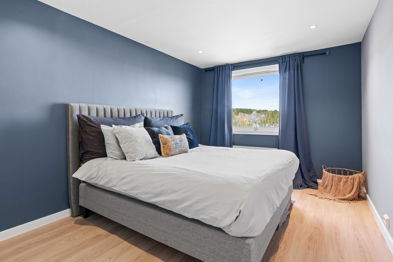 Inn til boligens store hovedsoverom. Det er godt med plass til dobbeltseng og nattbord på hver side. Galleribilde