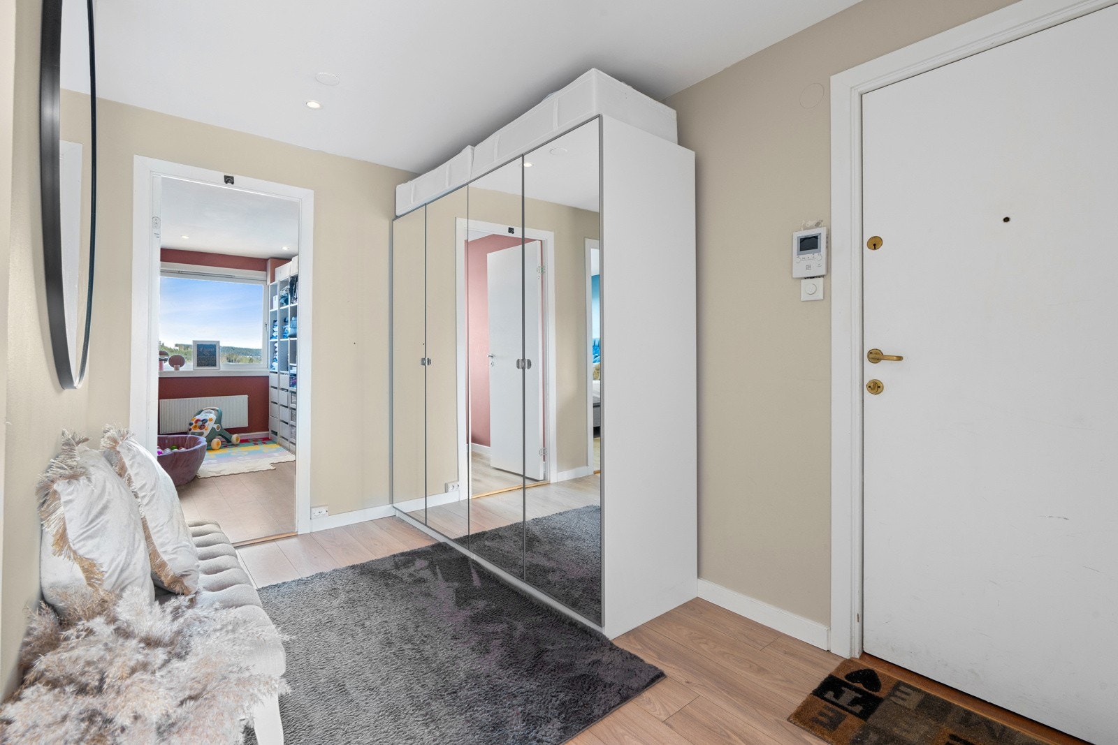 Fra gangen er det inngang til innvendig bod/walk-in-closet, 2 soverom, toalettrom, bad og stue/kjøkken. Galleribilde