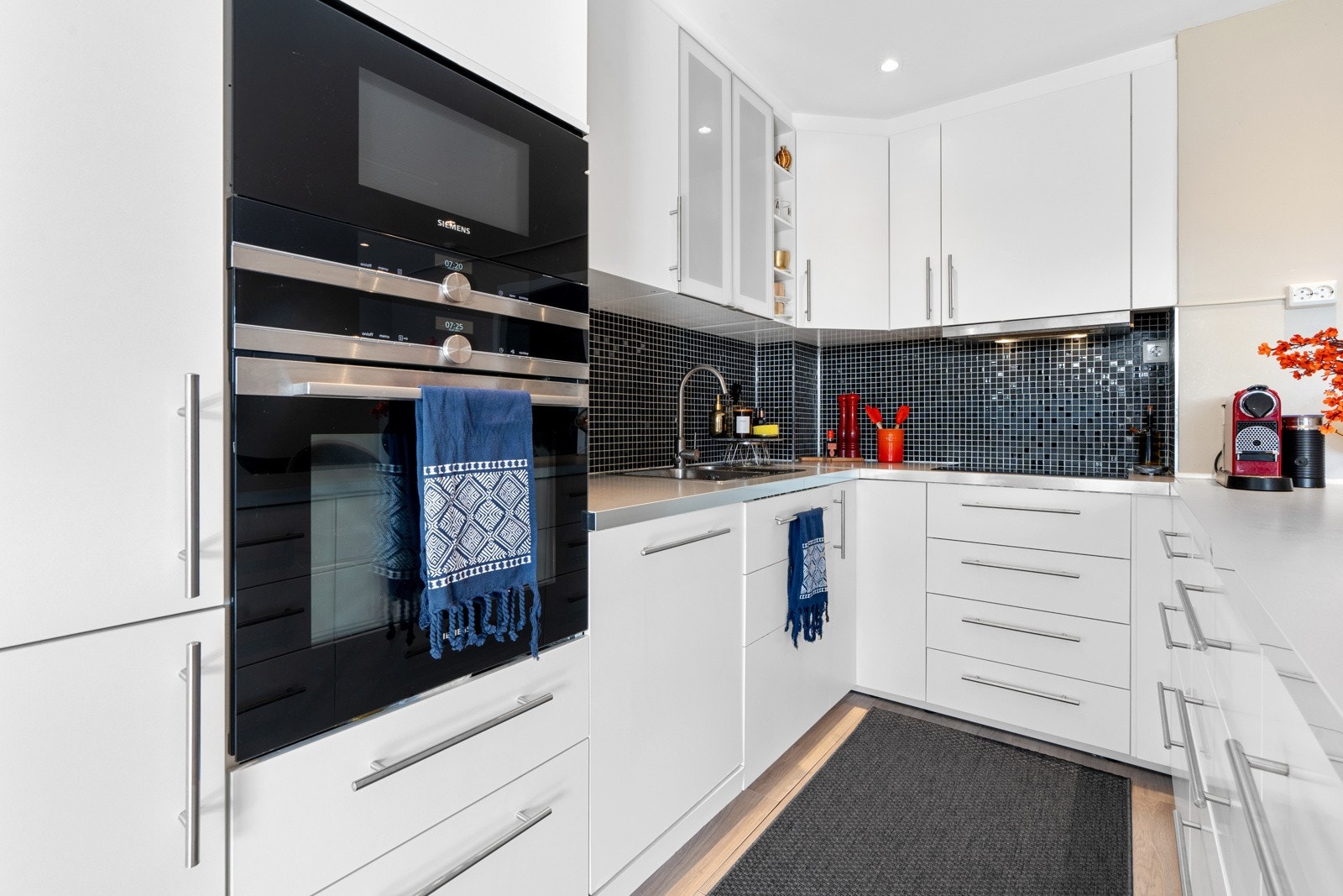 Hvitevarer som integrert induksjonsplatetopp, stekeovn, mikrobølgeovn, oppvaskmaskin og kjøle-/fryseskap Galleribilde