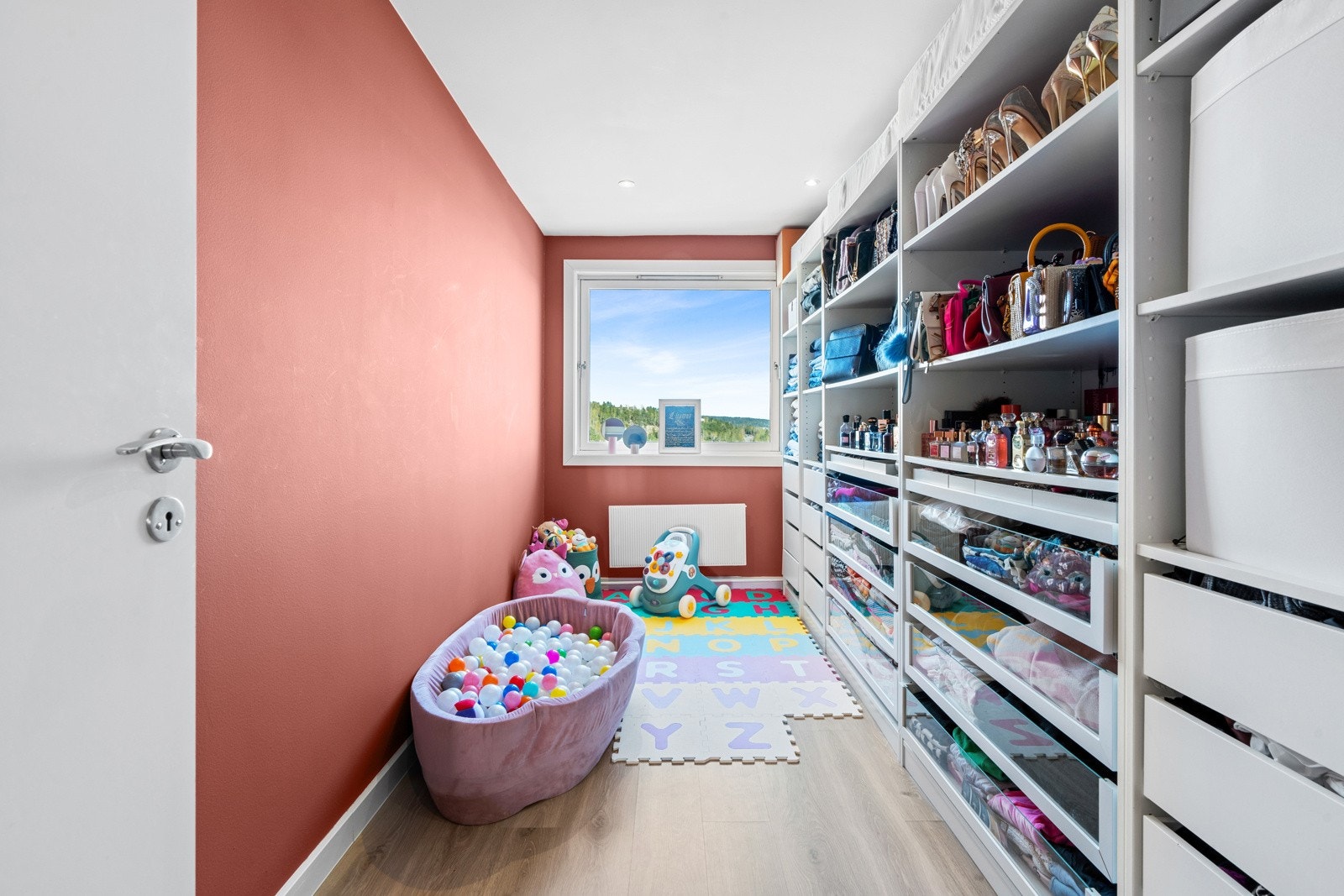 Soverom 2 passer fint til barnerom, gjesterom eller kontor og omkledningsrom. Garderobeløsning medfølger! Galleribilde