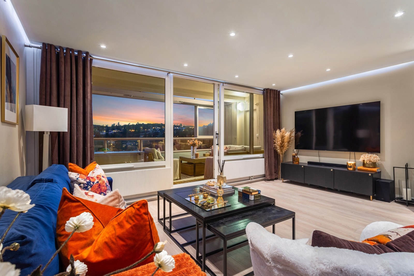 Det er 1-stavs laminatgulv, glatte malte overflater i beige fargevalg og downlights samt led-striper i taket. Galleribilde