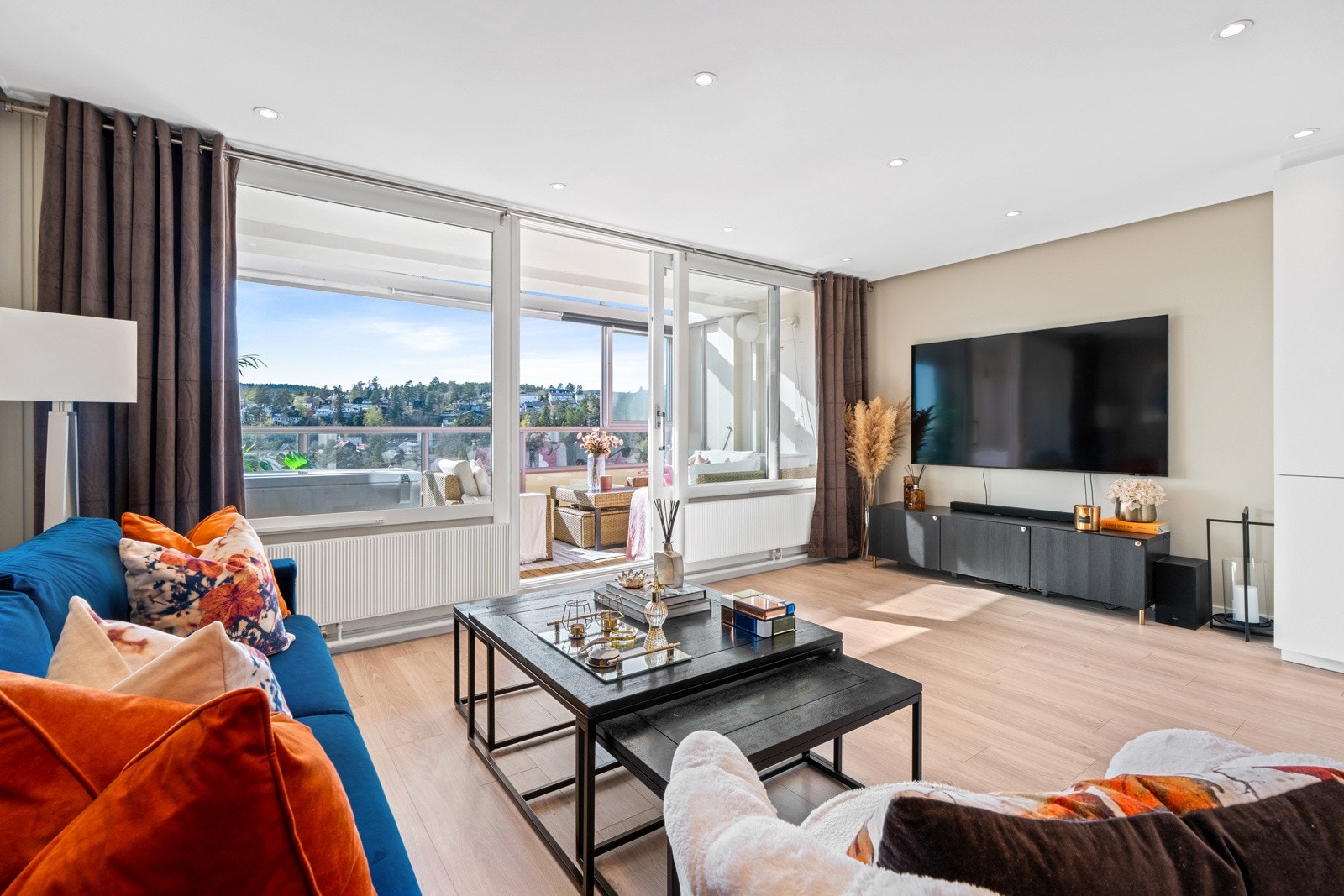 Inn til leilighetens flotte oppholdsrom med stilrene detaljer Galleribilde