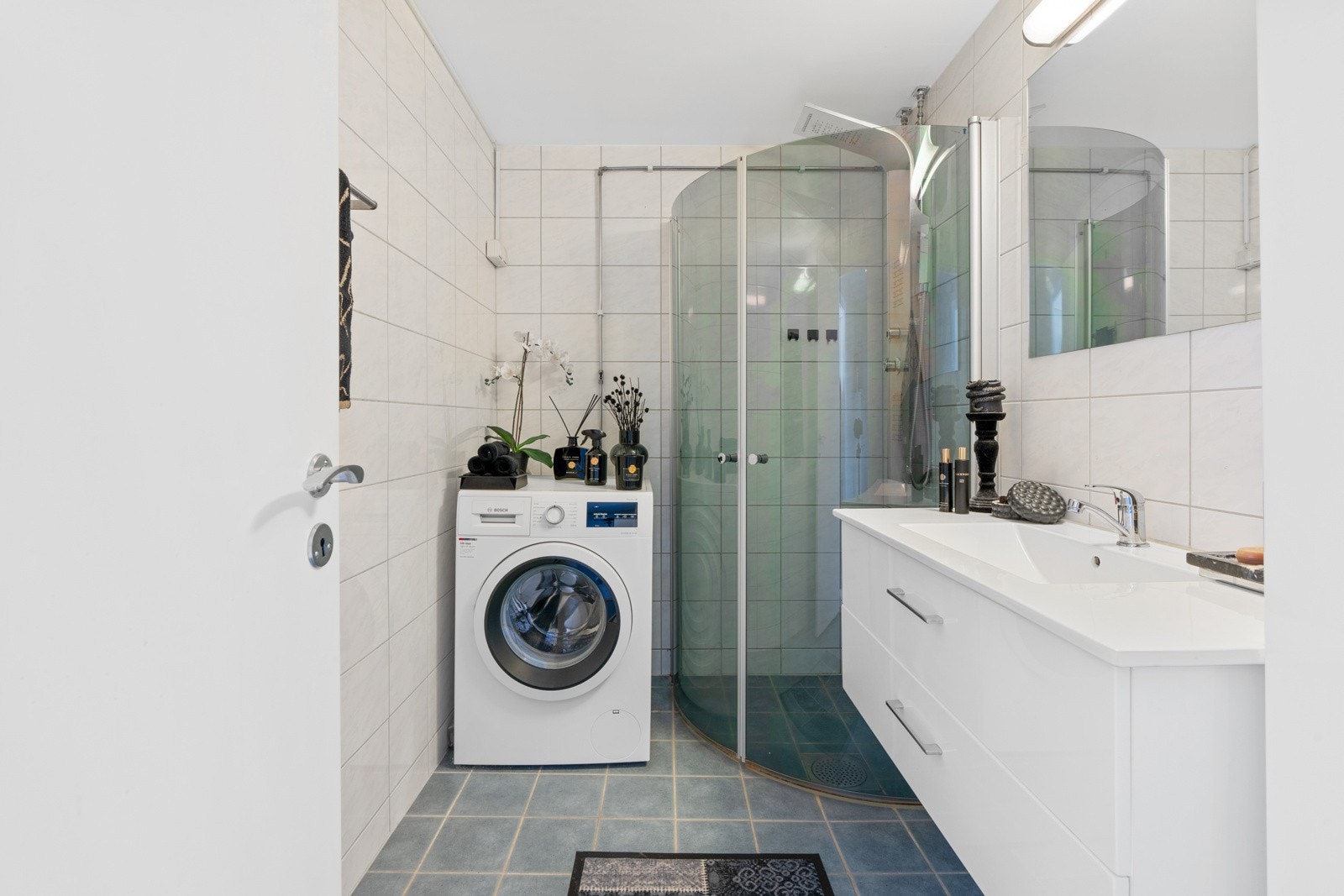 Flott bad totalrenovert i regi av borettslaget. Ferdigattest datert 2012. Det er varmekabler, regnfallsdusj og opplegg for vaskemaskin samt tørketrommel! Galleribilde