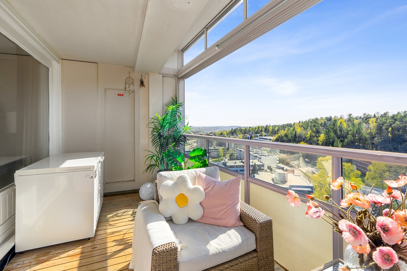 Balkongen har innglassering som kan åpnes og lukkes ettersom været endrer seg. Galleribilde