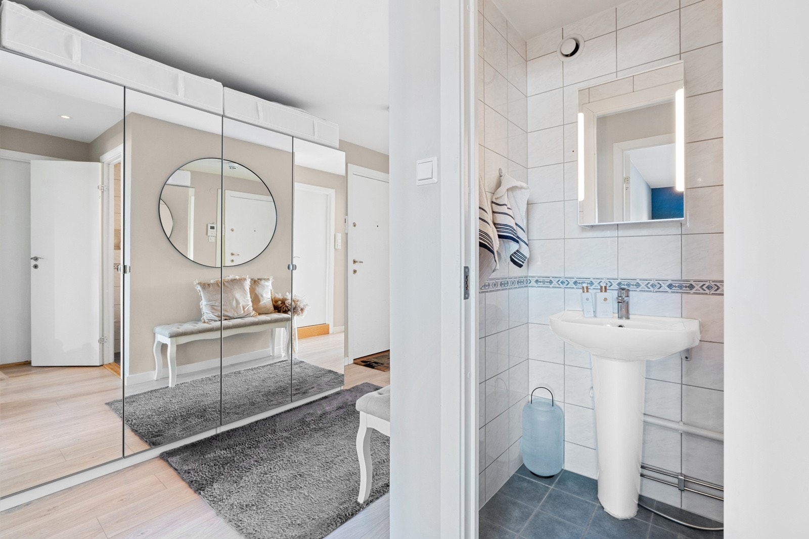 Videre inn i gangen har du et seprat toalettrom som ble totalrenovert i regi av borettslaget i samme periode som badet. Galleribilde