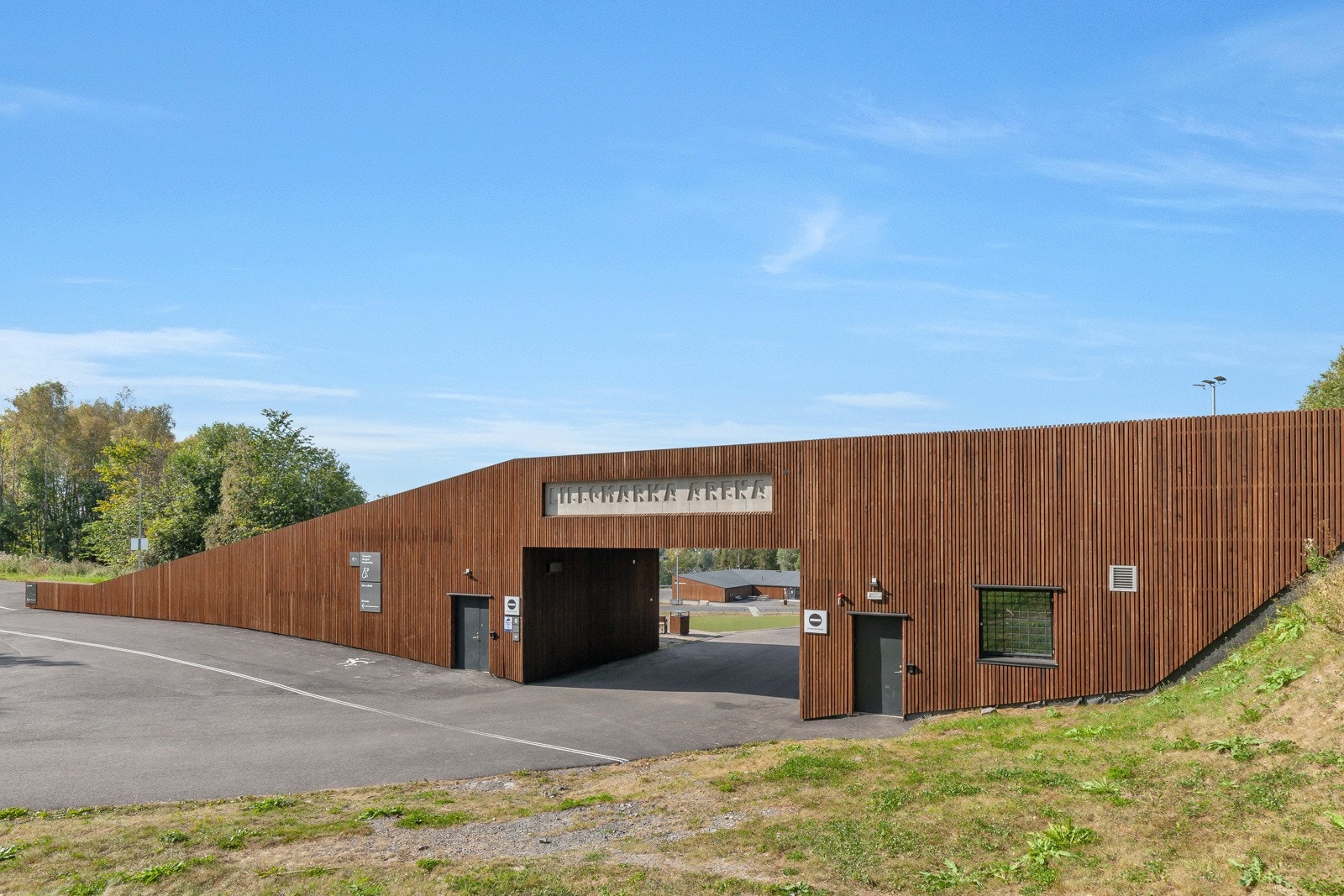 Lillomarka arene med proffe skiløyper på vinterstid eller rulleski på sommer samt agilityarena for hundetrening. Galleribilde