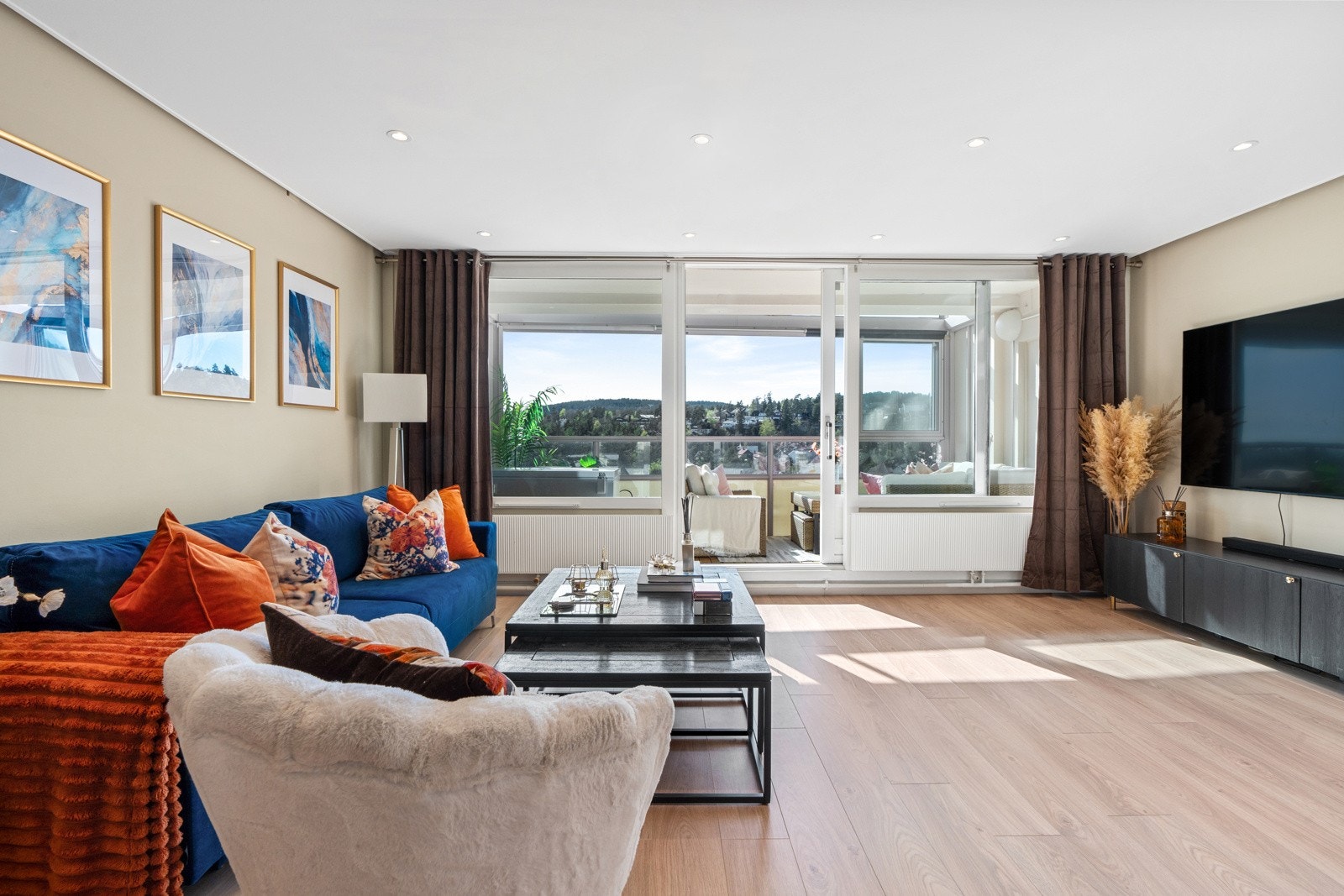 Stuen er dominert av store vindusflater og takvinduer på balkong, som gir rikelig med naturlig lysinnslipp Galleribilde