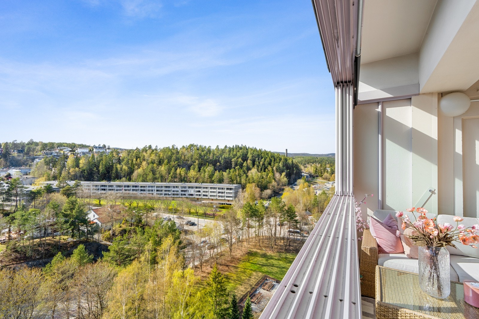 Området rundt boligen er dominert av skog og mark med flotte forhold for folk flest året rundt. Du kan bade, gå tur, gå på ski, fiske, sykle, grille og mye mye mer! Galleribilde