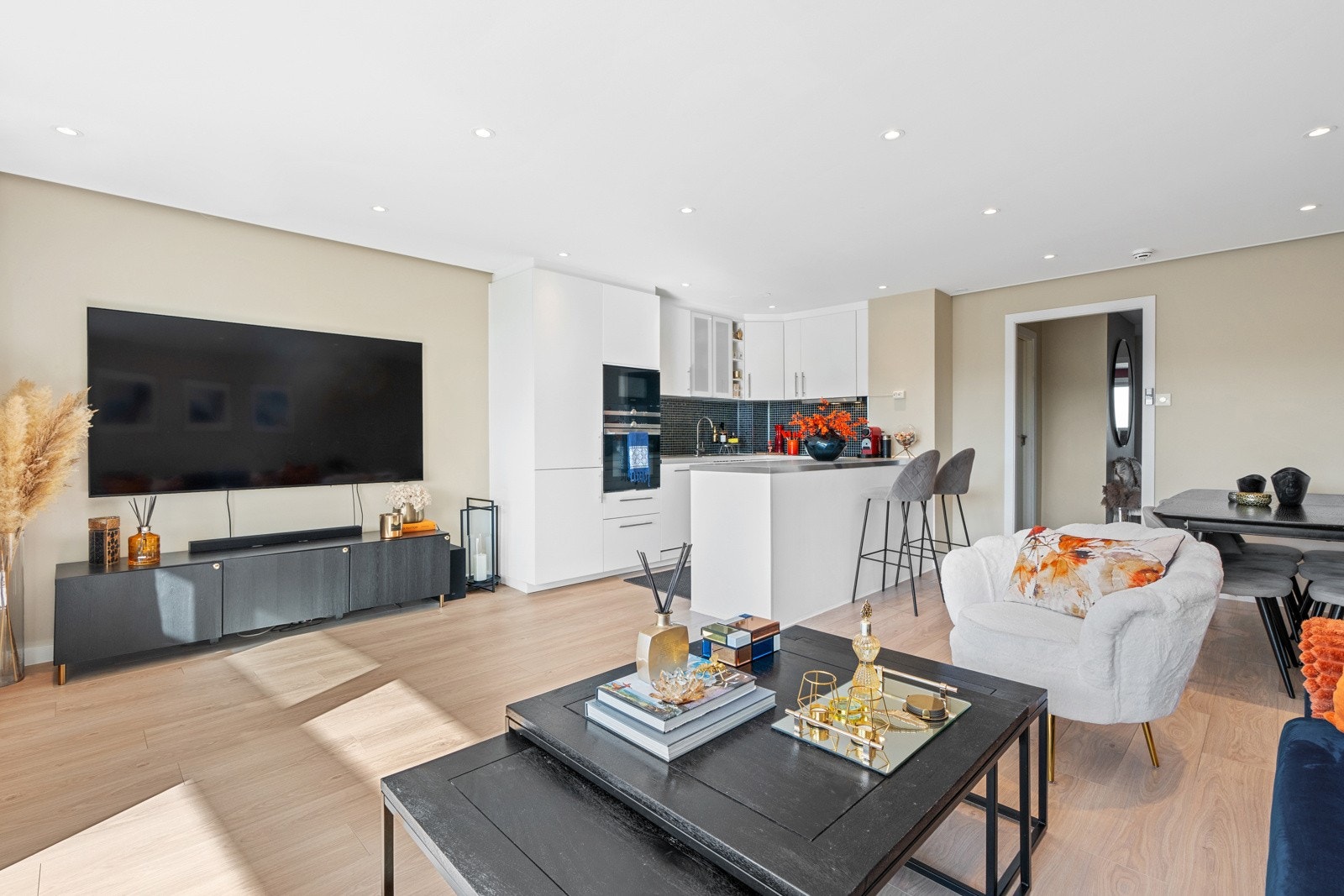 Fin plass til TV-seksjon på vegg. Galleribilde