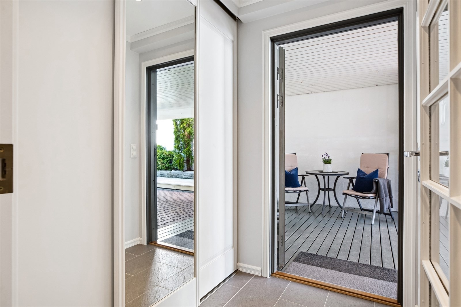 Det er skyvedørsgarderobe i entreen. Galleribilde