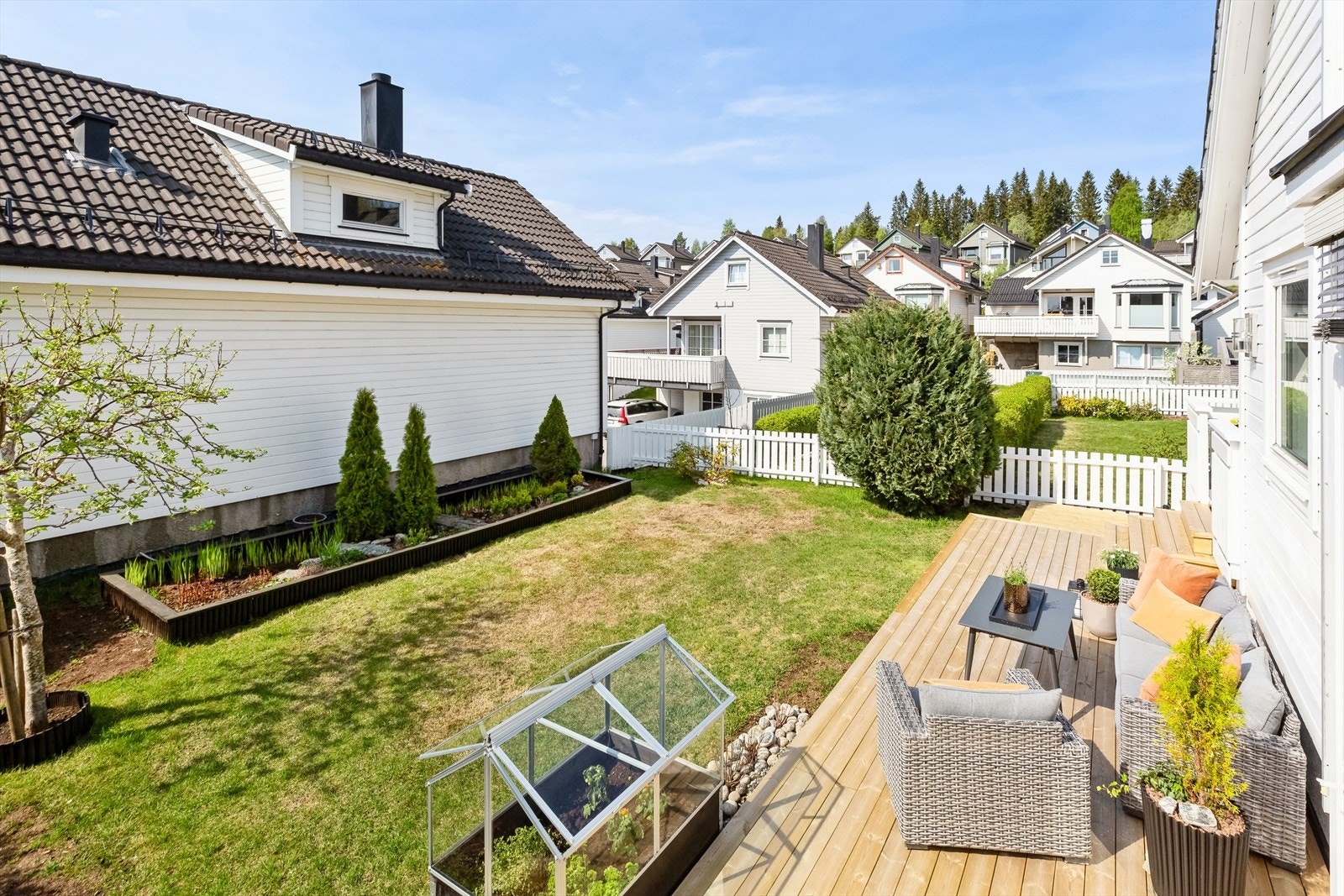 Her er det fin boltreplass for de minste, og det er god oversikt over hagen fra den ene terrassen. Galleribilde