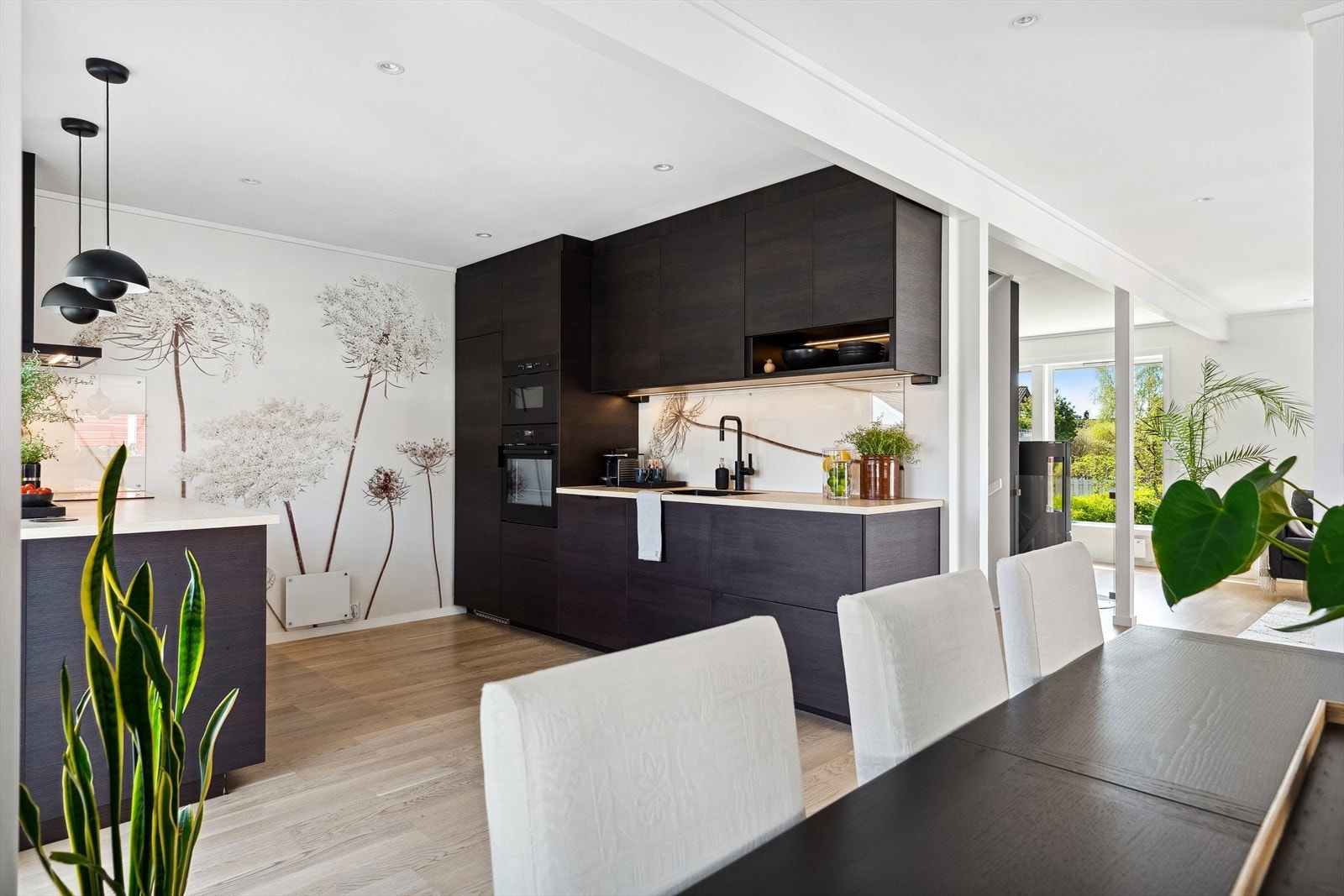 Det er montert downlights i taket, og det er også lys i innredningen. Galleribilde