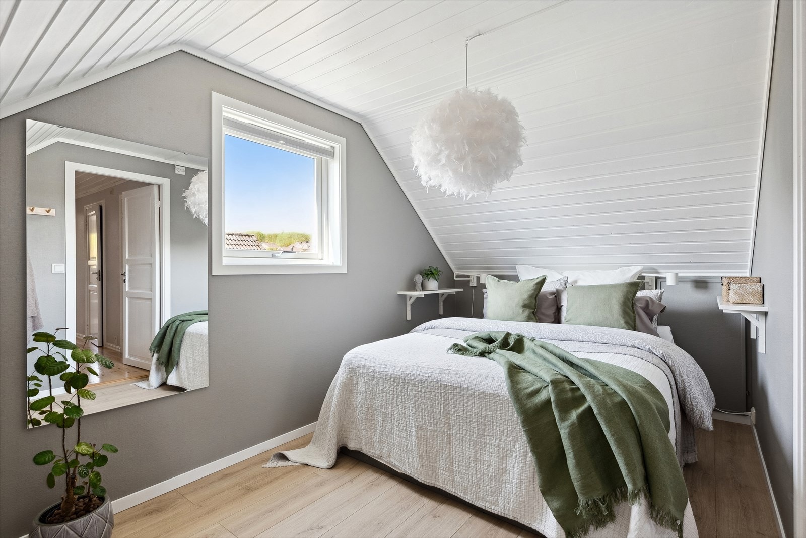 Det ene rommet på loftet er innredet som soverom. Galleribilde