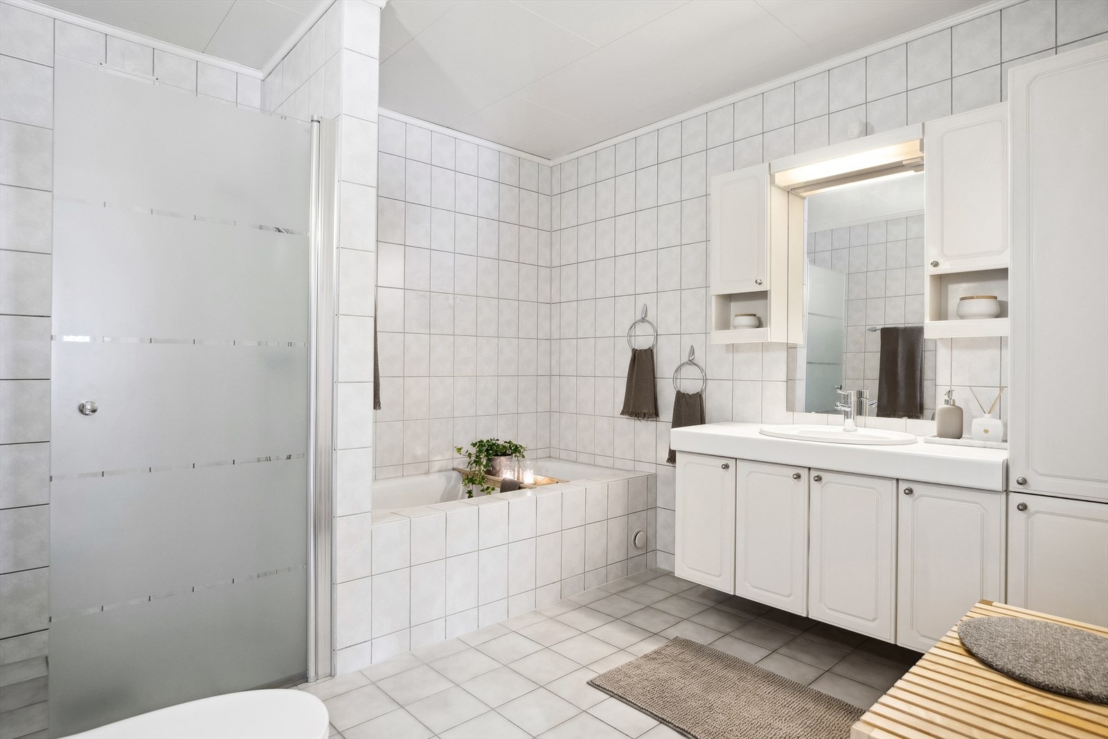 Badet ligger i sokkeletasjen, og det er også gjort klart for bad i loftsetasjen. Galleribilde