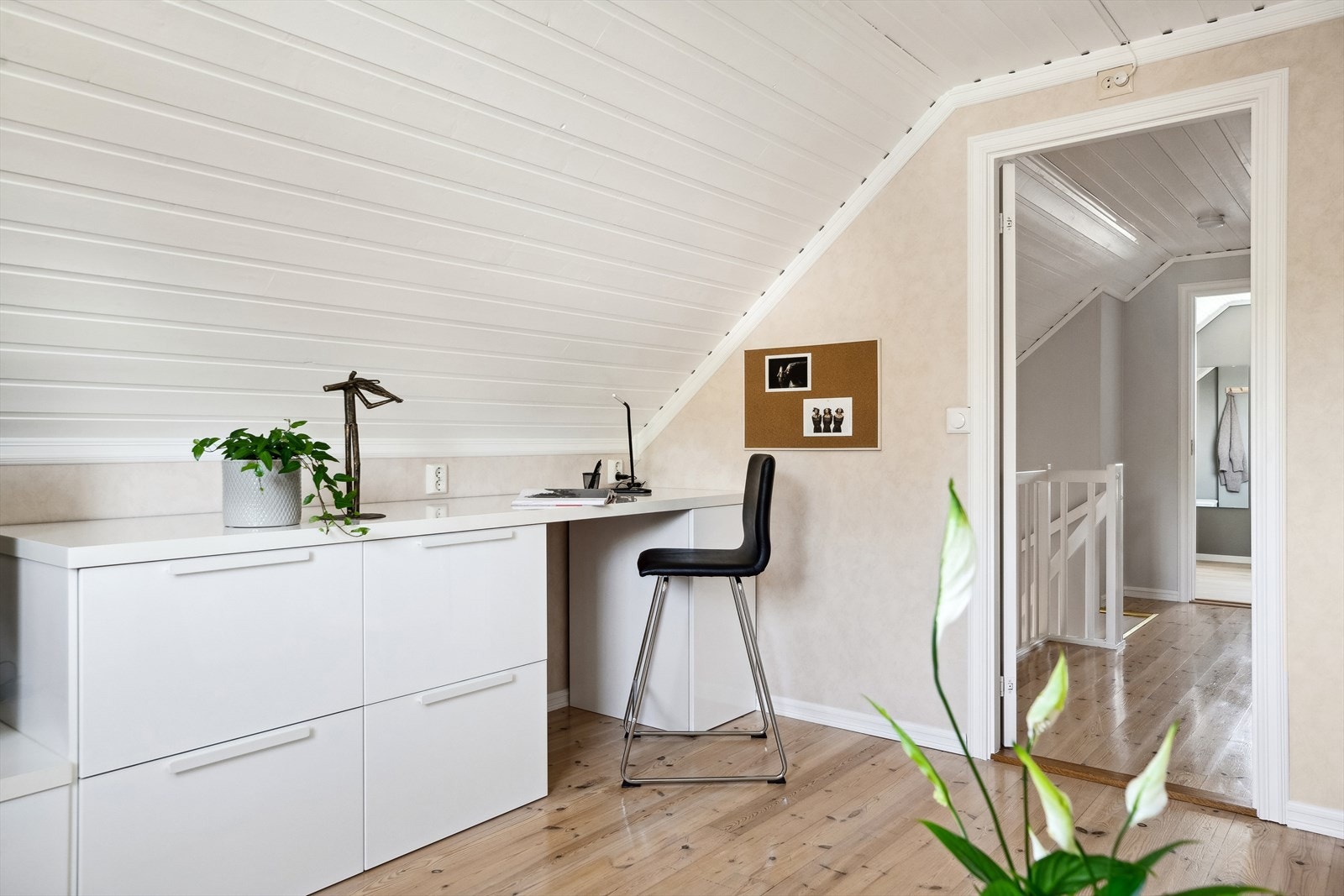 Begge rommene i loftsetasjen har god plass til møblement. Galleribilde