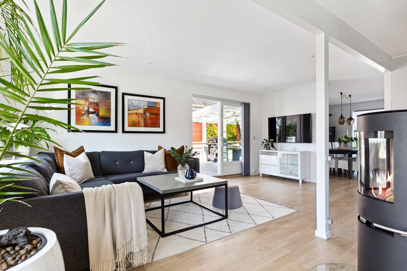 Boligen går over tre plan, sokkeletasje, hovedetasje og loftetasje. Galleribilde