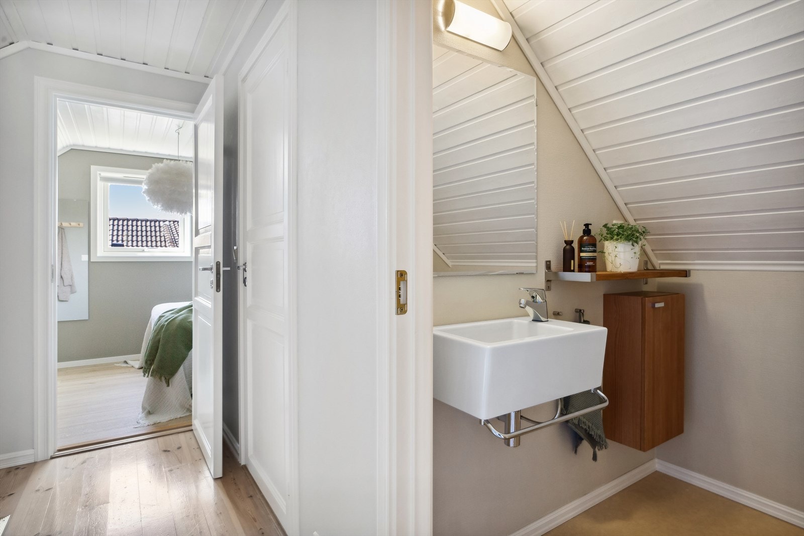 Det er etablert et praktisk toalettrom i loftsetasjen. Galleribilde