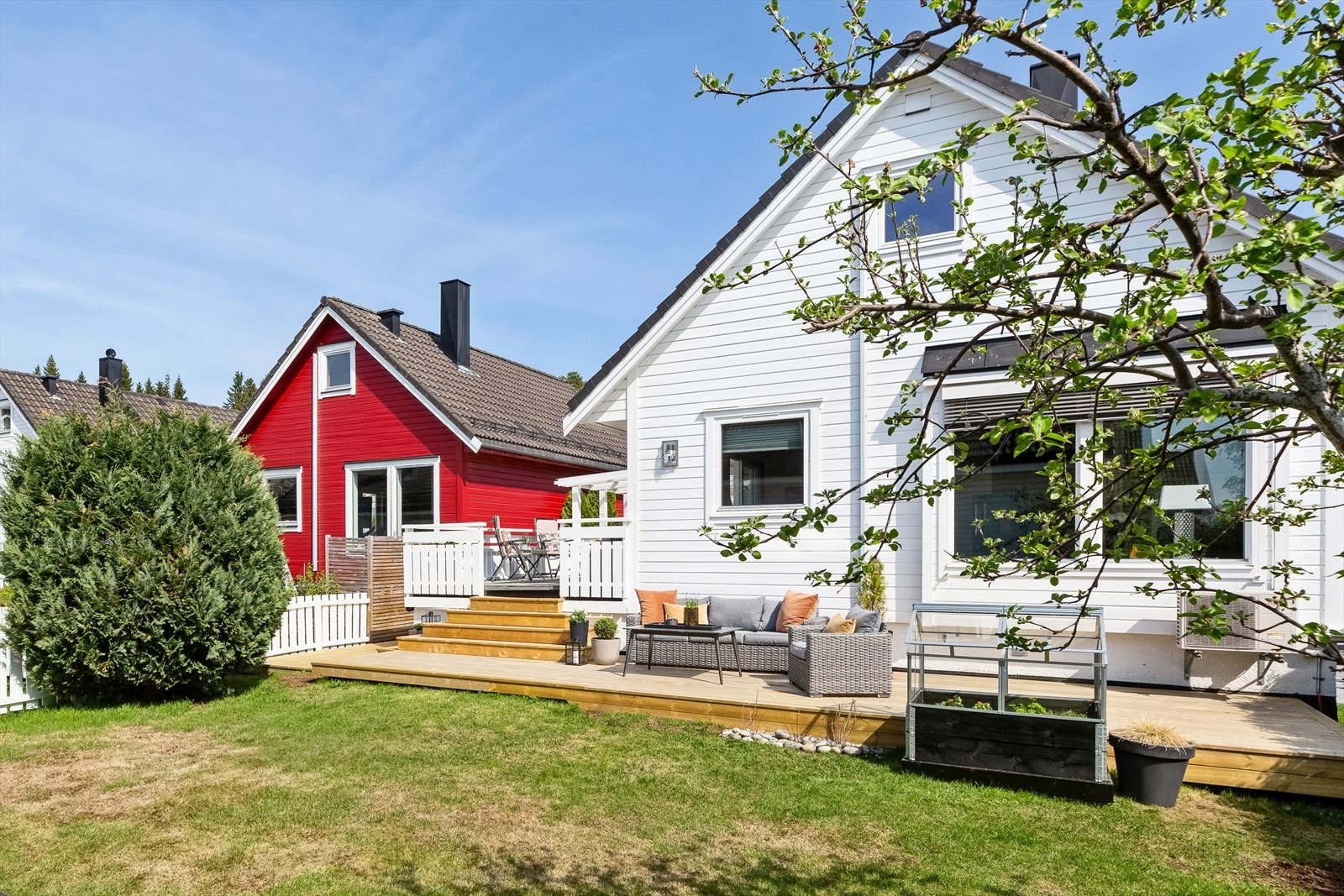 Boligen ligger fint plassert på en velstelt tomt med frodig hage og solrike uteplasser. Galleribilde