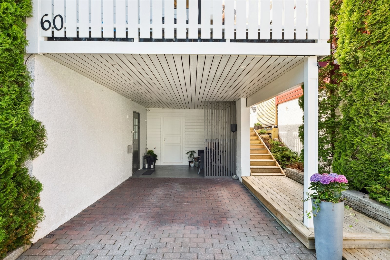 Boligen har integrert carport med lader for elbil. Galleribilde