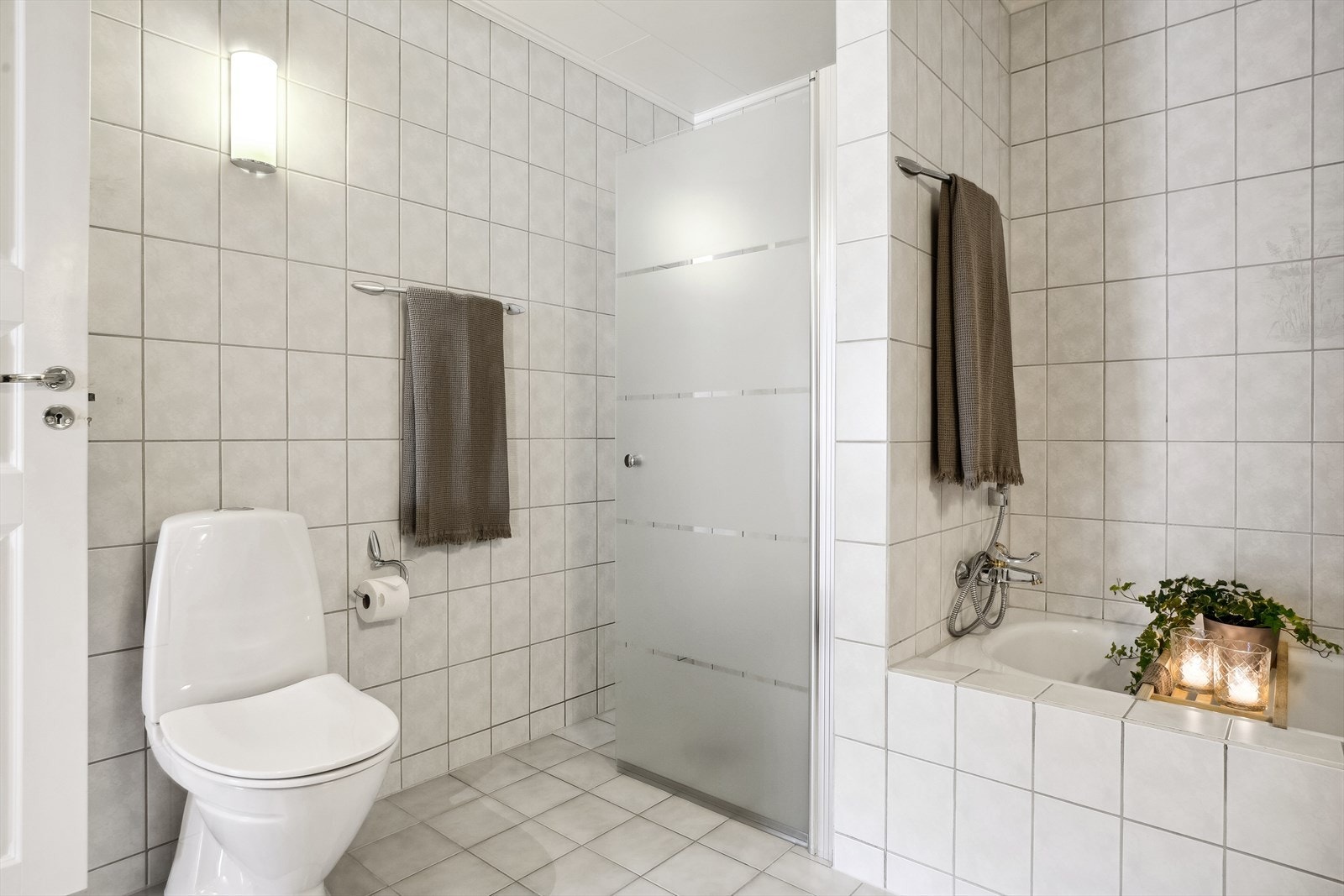 Badet har både badekar og dusjnisje. Galleribilde