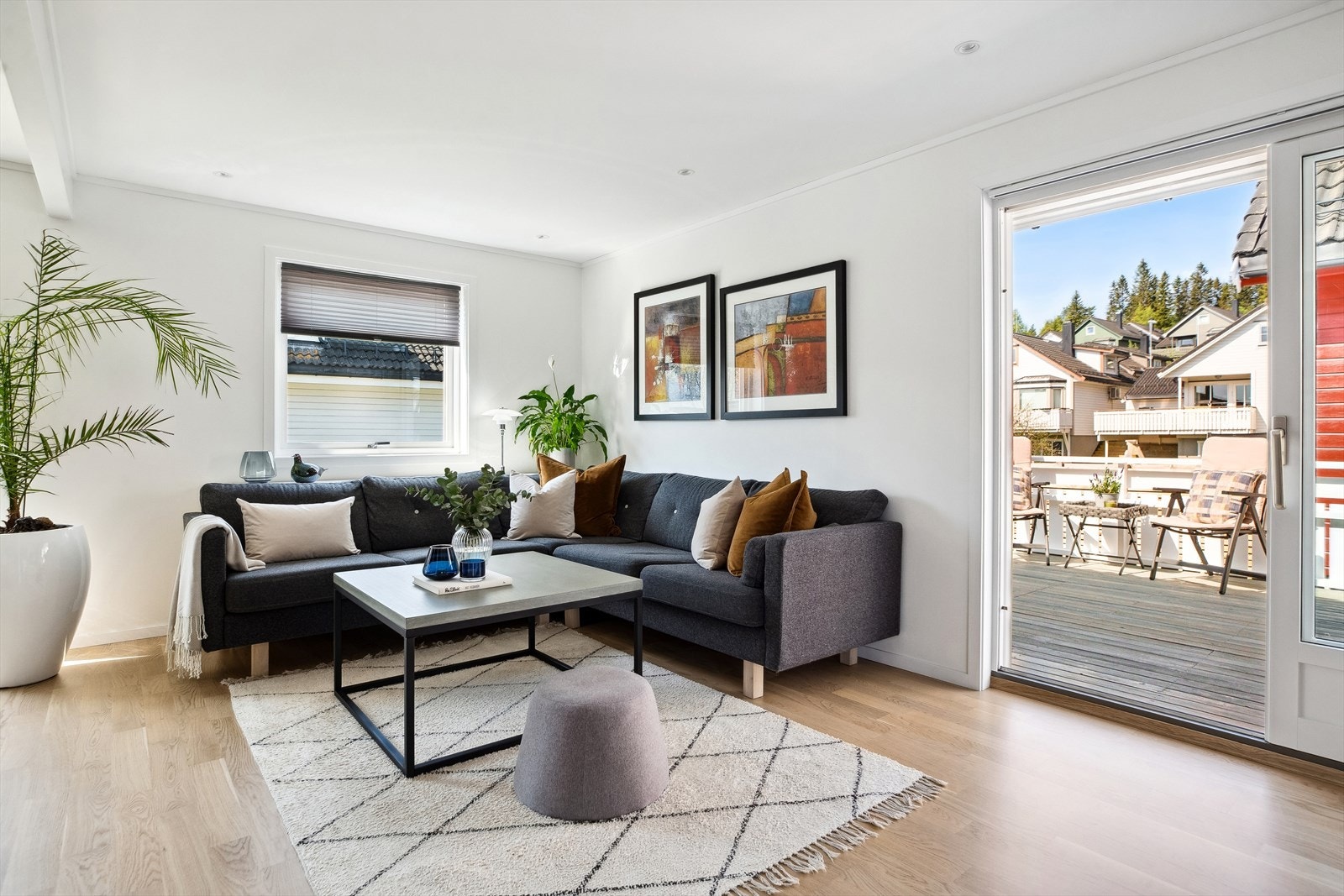 Fra stuedelen er det utgang til en stor, fin og delvis overbygd veranda. Galleribilde