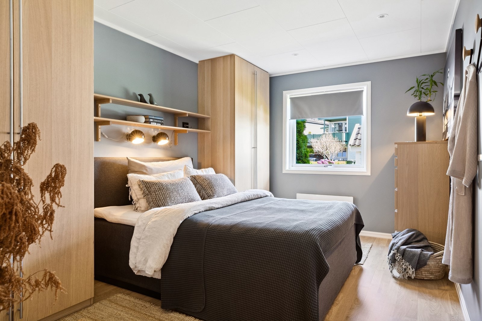 Begge rommene i sokkeletasjen har garderobeskap. Galleribilde