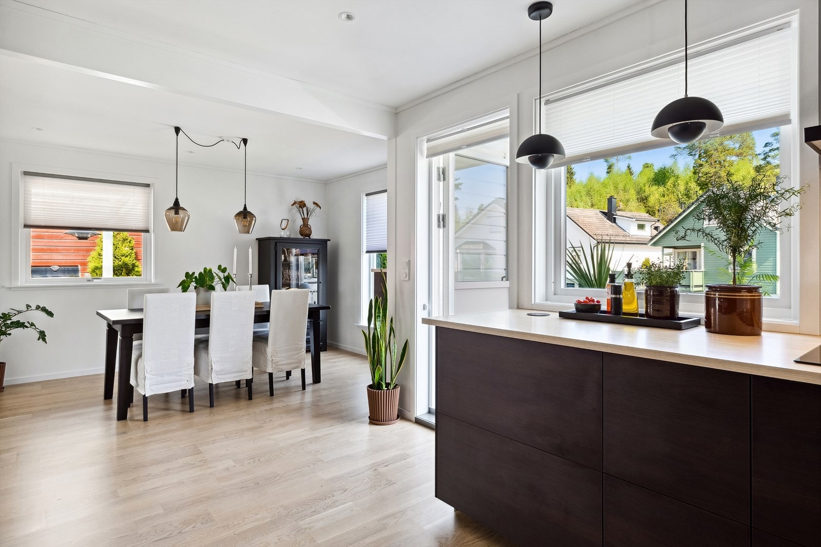 Det er flere soner i stue/kjøkken, så det er god plass til både sofagruppe, spisebord og annet møblement. Galleribilde