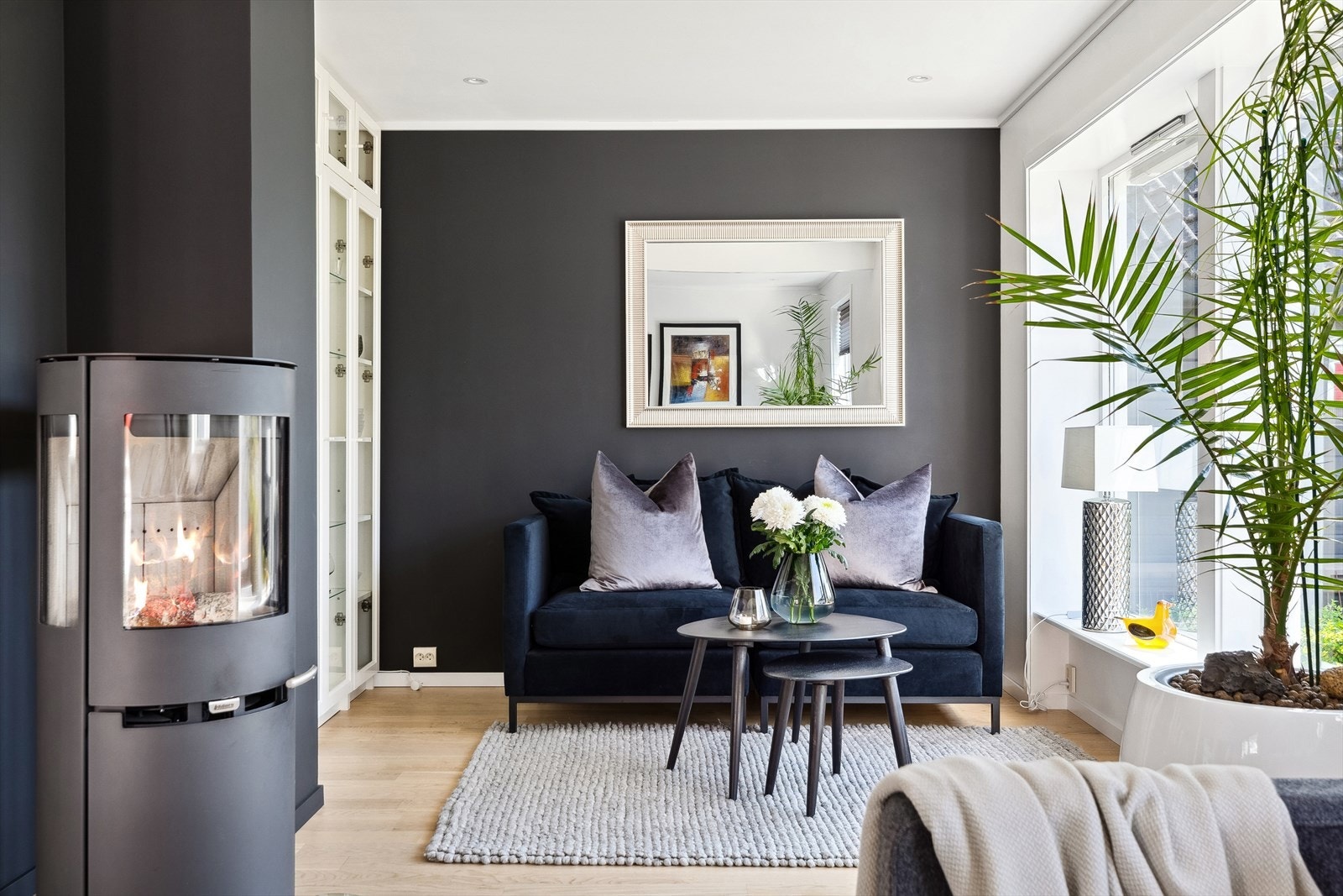 Boligen varmes opp med elektrisitet, herunder gulvvarme, supplert med vedfyring og varmepumpe. Galleribilde