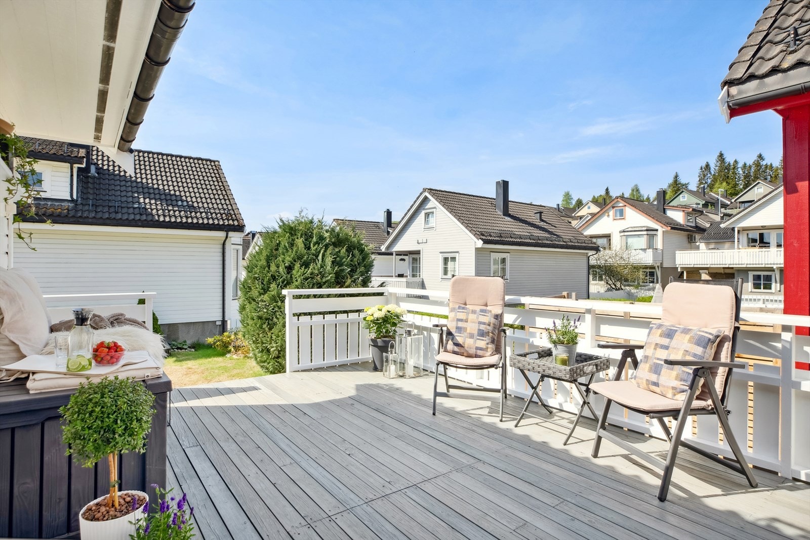 Fra hovedetasjen er det utgang til veranda og terrasse, i tillegg til en balkong. Galleribilde