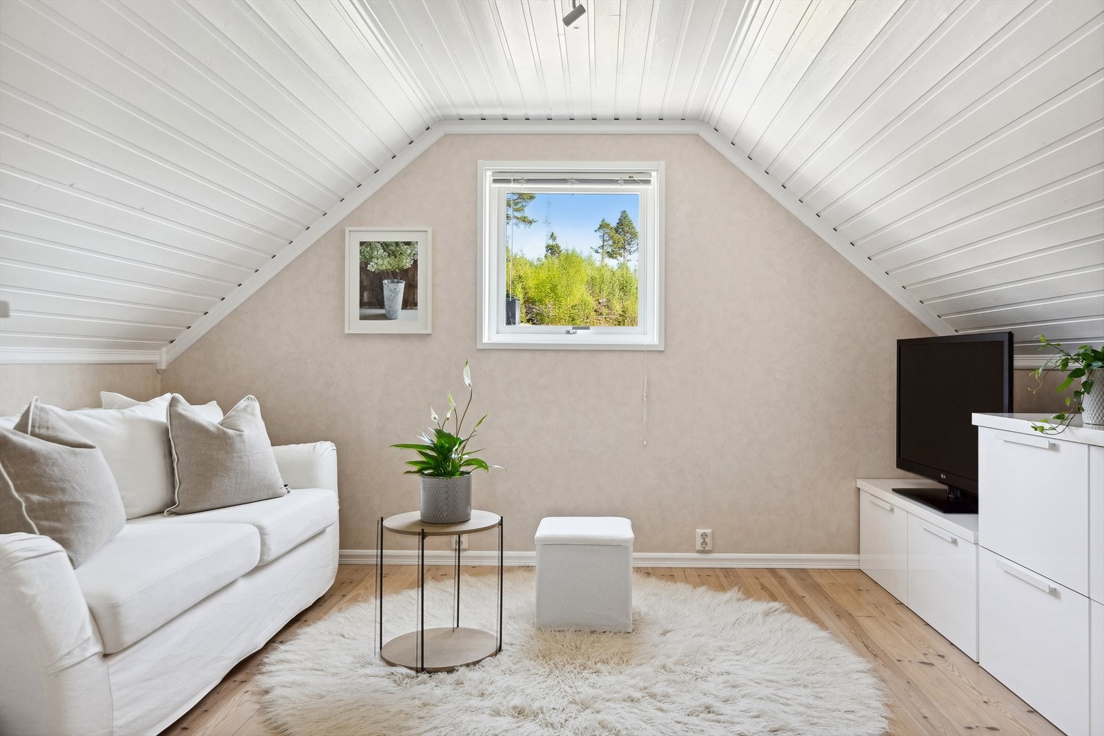 Boligens loftetasje har to rom som i dag benyttes som henholdsvis soverom og tv-stue. Galleribilde